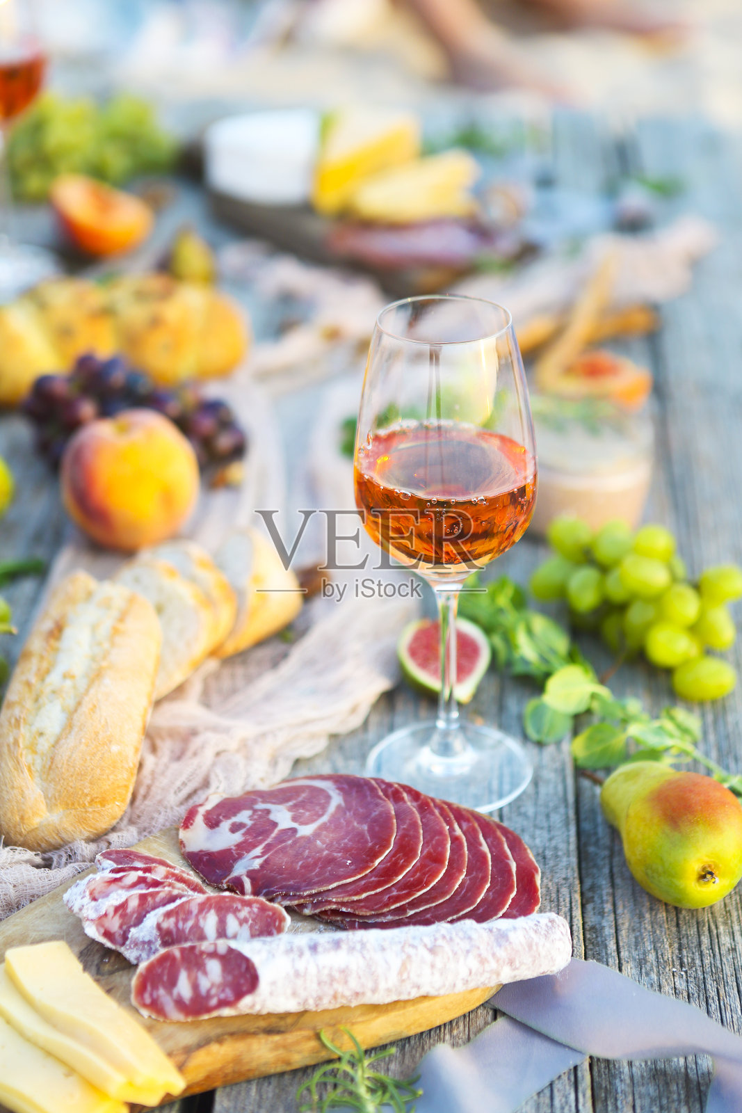 野餐有玫瑰酒，水果，肉和奶酪照片摄影图片