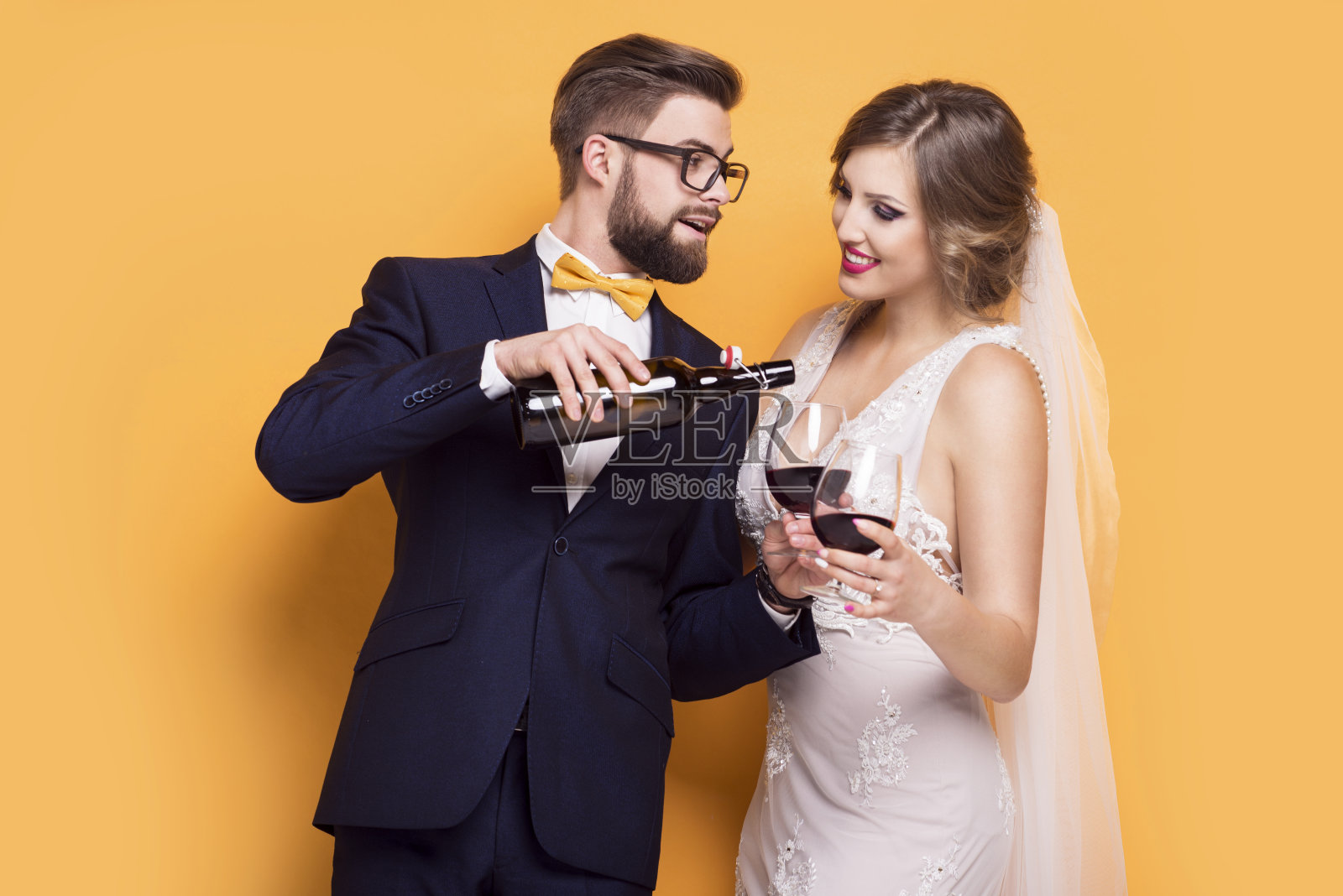 新婚夫妇喝酒庆祝照片摄影图片