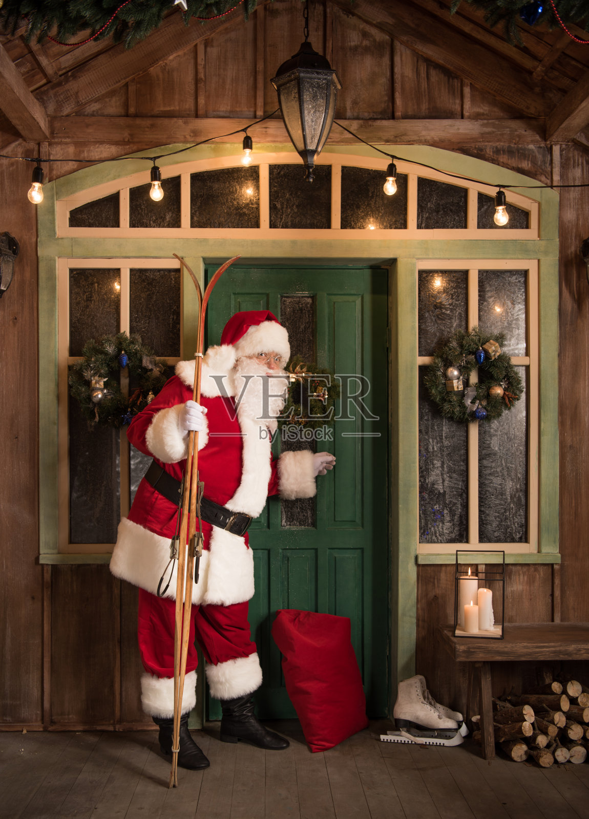 圣诞老人敲门照片摄影图片
