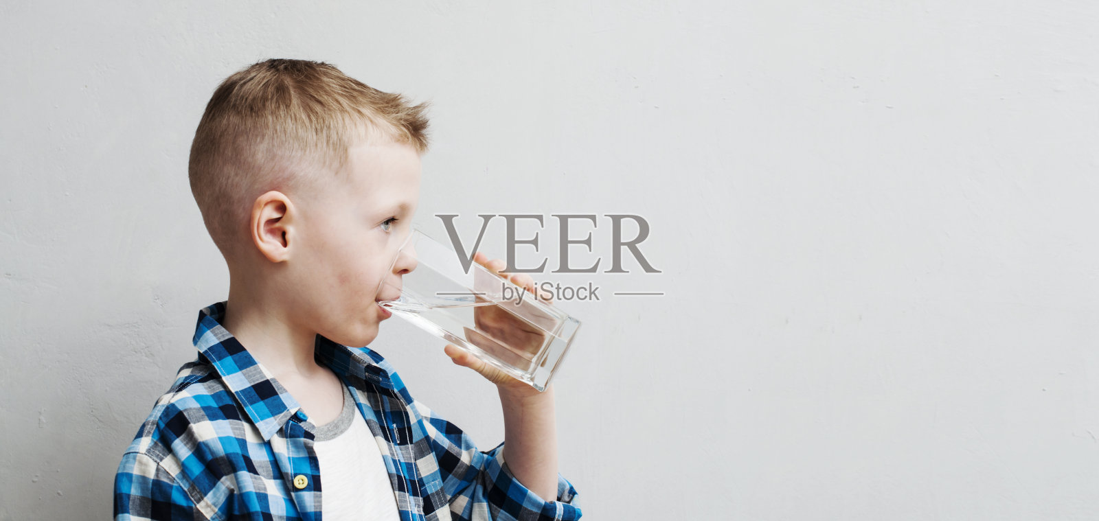 儿童饮用纯净水照片摄影图片