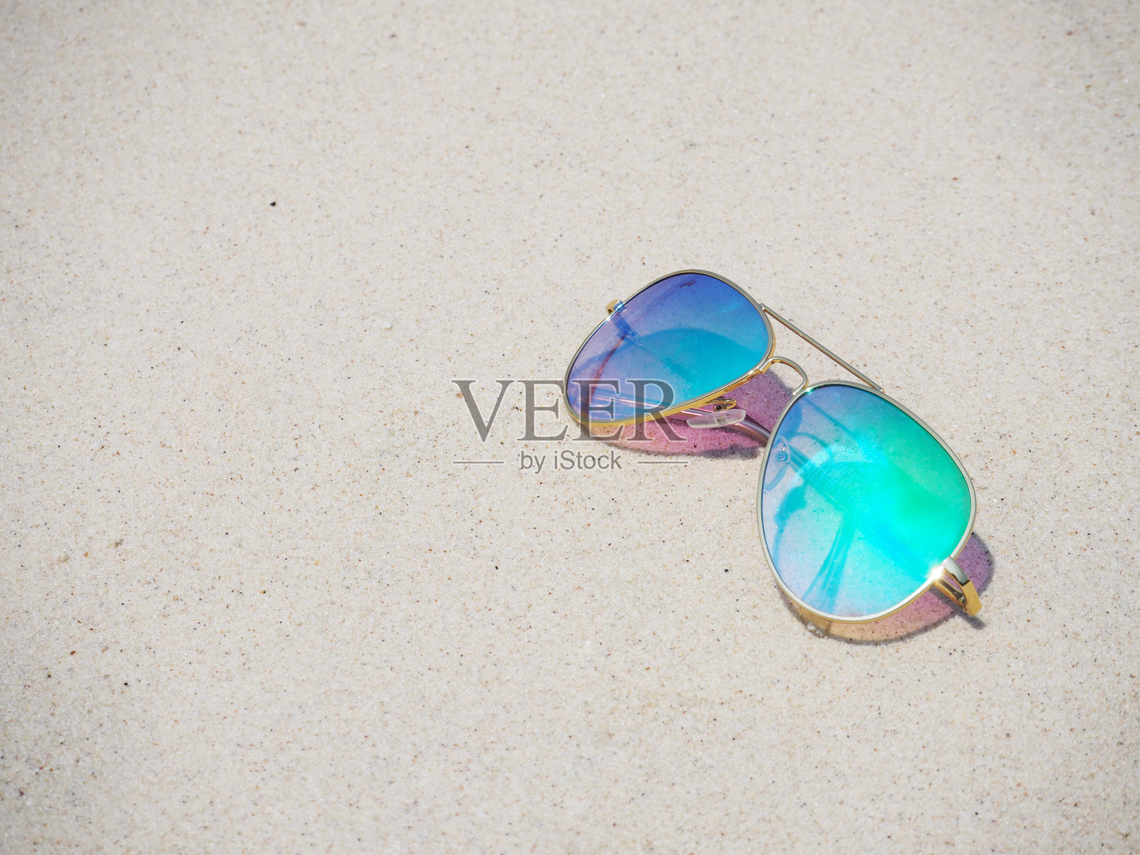 时尚的镜子太阳镜在沙滩的背景照片摄影图片