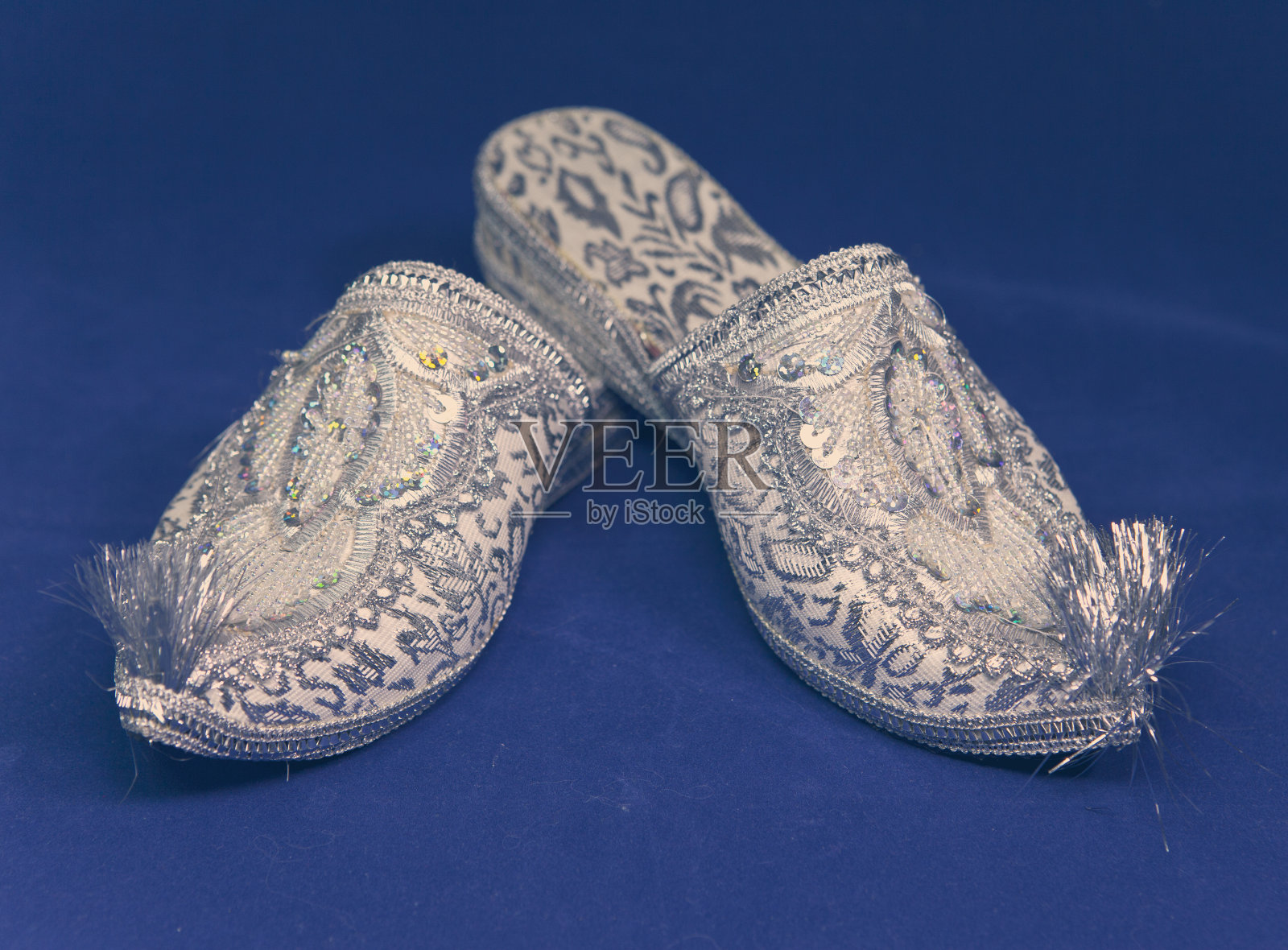 东方风格的新娘鞋上的蓝色天鹅绒，色调照片摄影图片