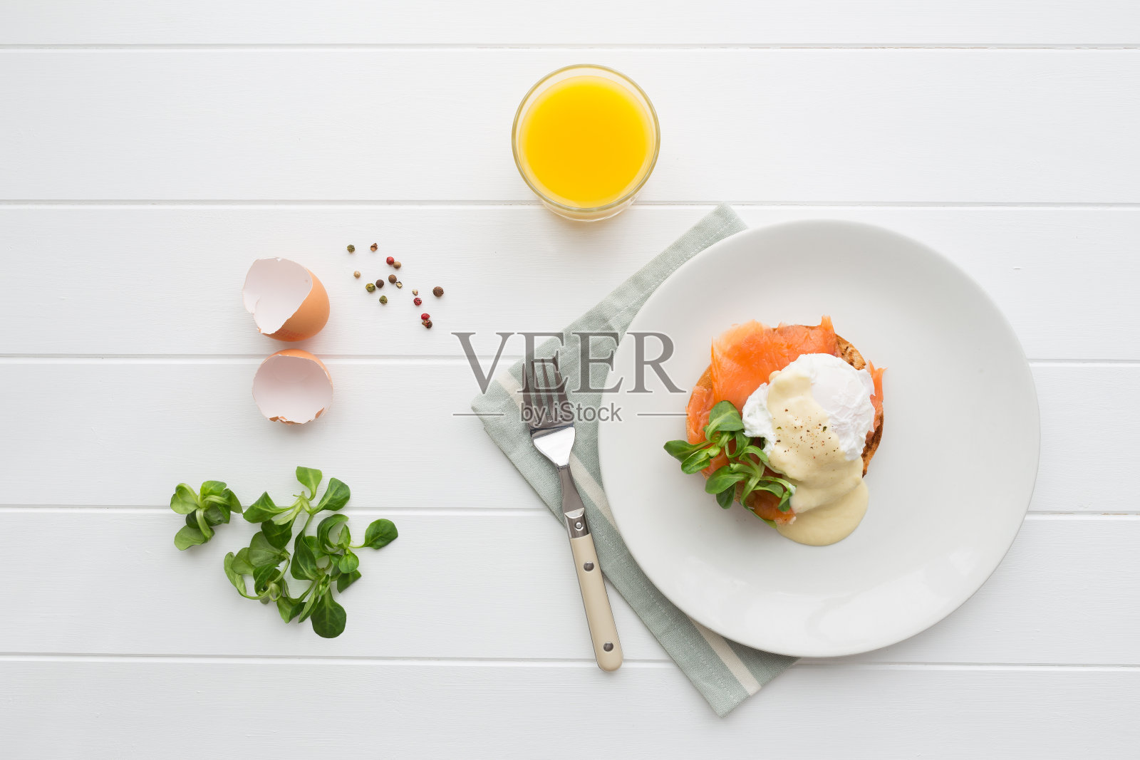早餐配皇家荷包蛋和橙汁照片摄影图片