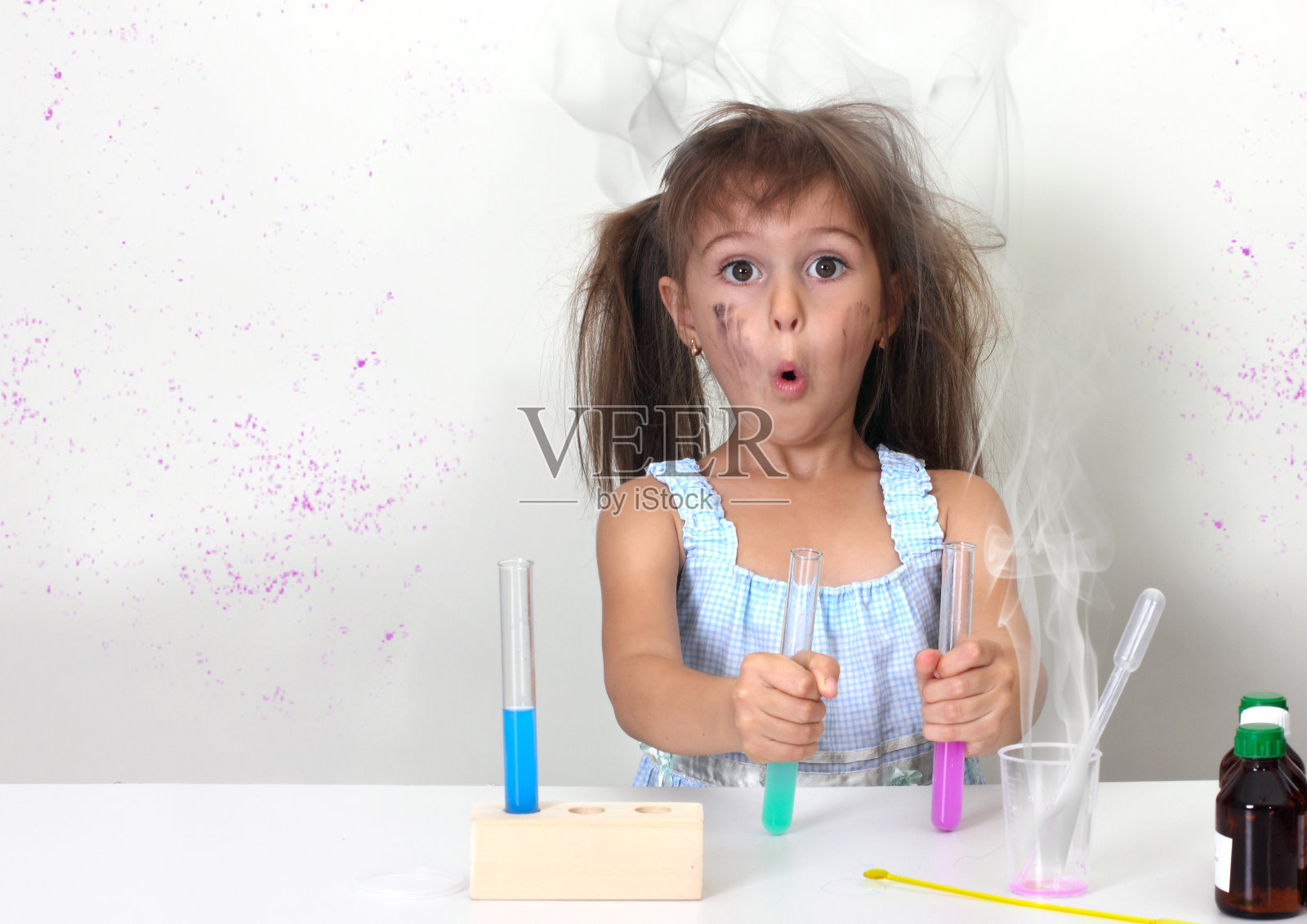 肮脏的孩子做了不成功的爆炸性化学实验照片摄影图片