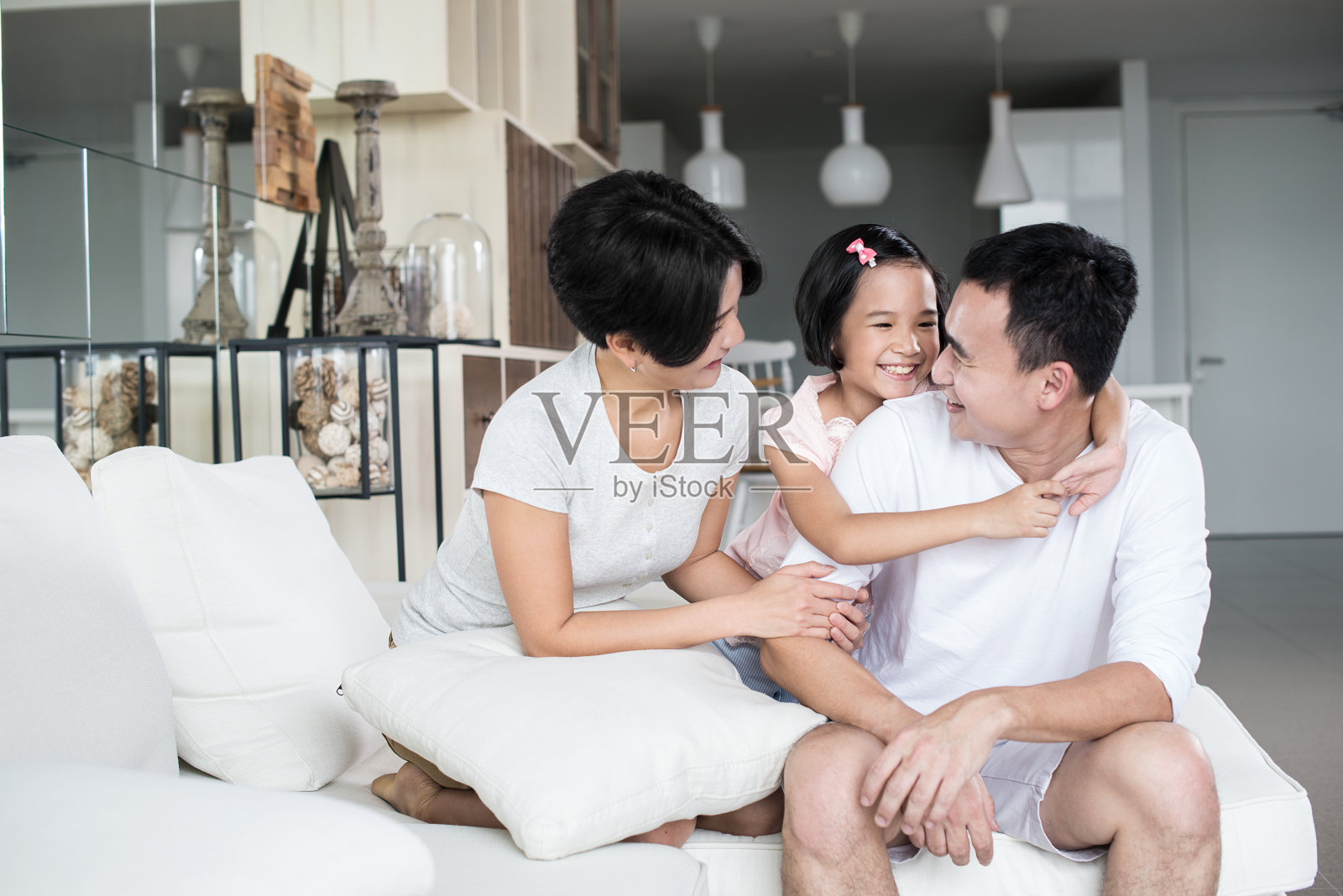 年轻的亚洲家庭。照片摄影图片