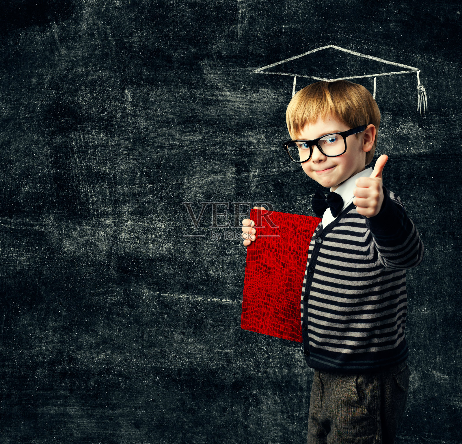 学校儿童教育书，孩子在眼镜与证书，毕业帽在黑板背景，大拇指向上照片摄影图片