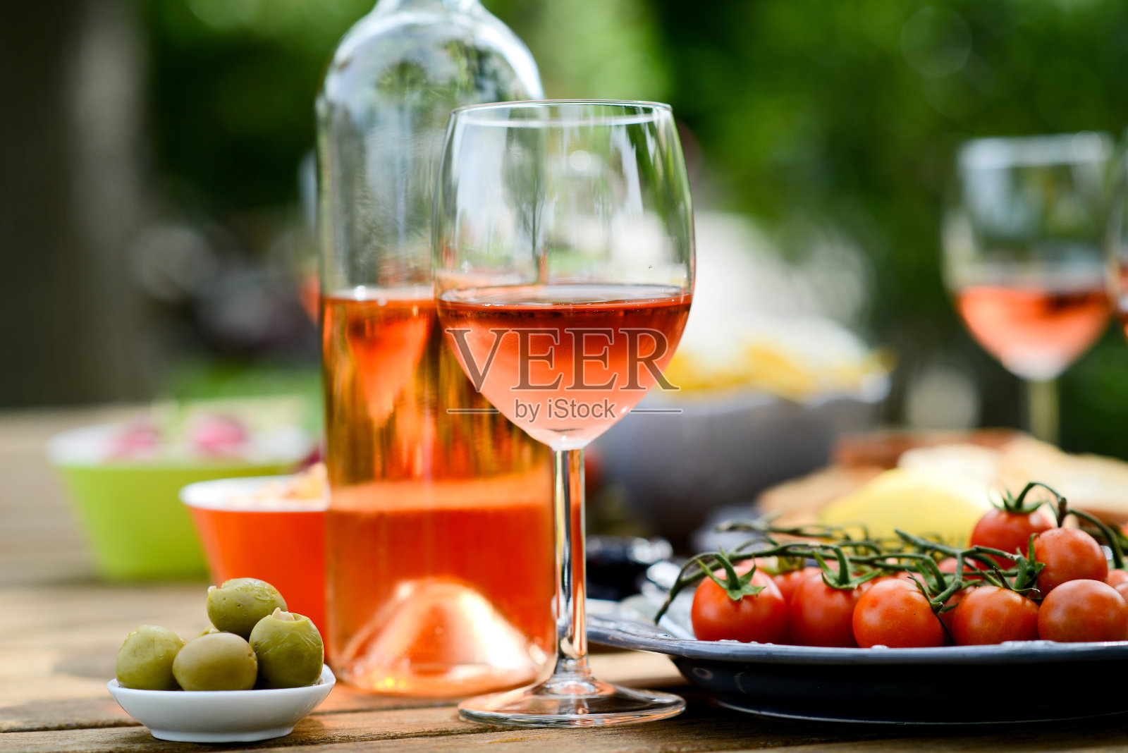 假日夏季早午餐派对桌子户外在一个房子后院的开胃菜，一杯rosÃ©葡萄酒，新鲜饮料和有机蔬菜照片摄影图片