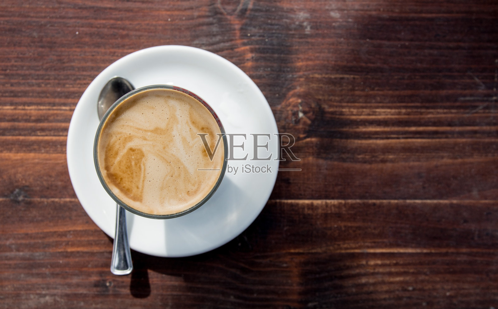 一杯咖啡放在风化的棕色木桌上照片摄影图片
