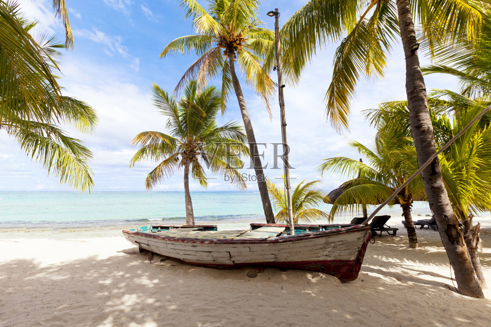 古老的木制渔船在一个热带天堂岛上，椰子树的背景照片摄影图片