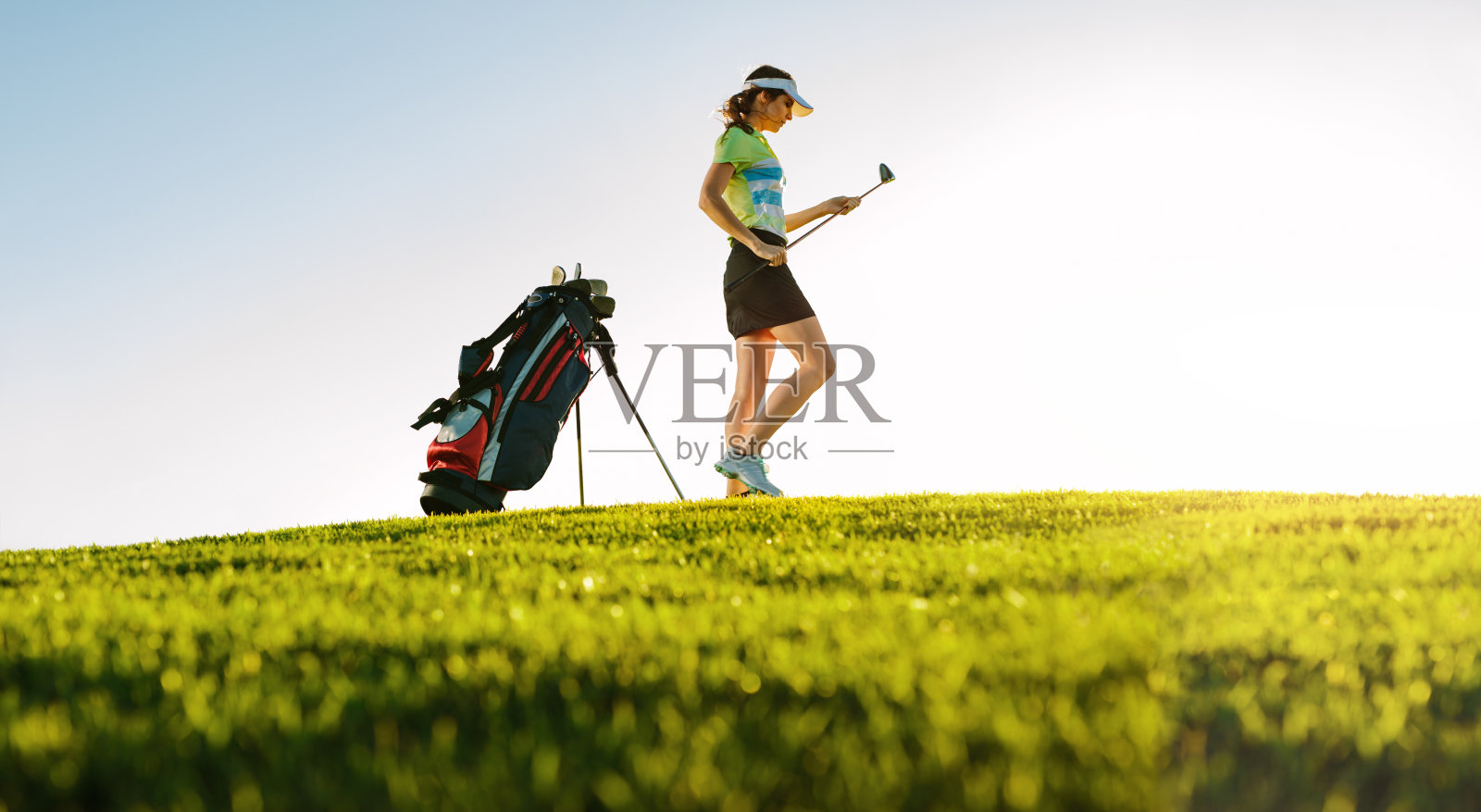 高尔夫球场上的职业女高尔夫球手照片摄影图片