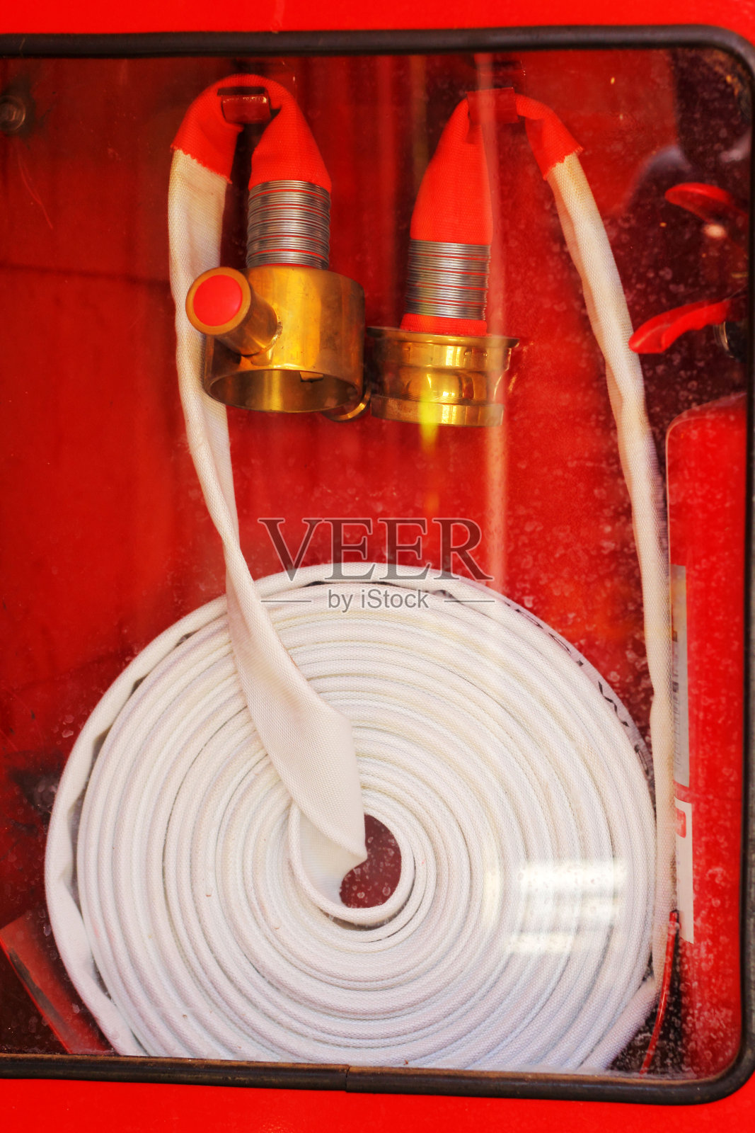 红色金属箱中消防水带应急用管卷照片摄影图片