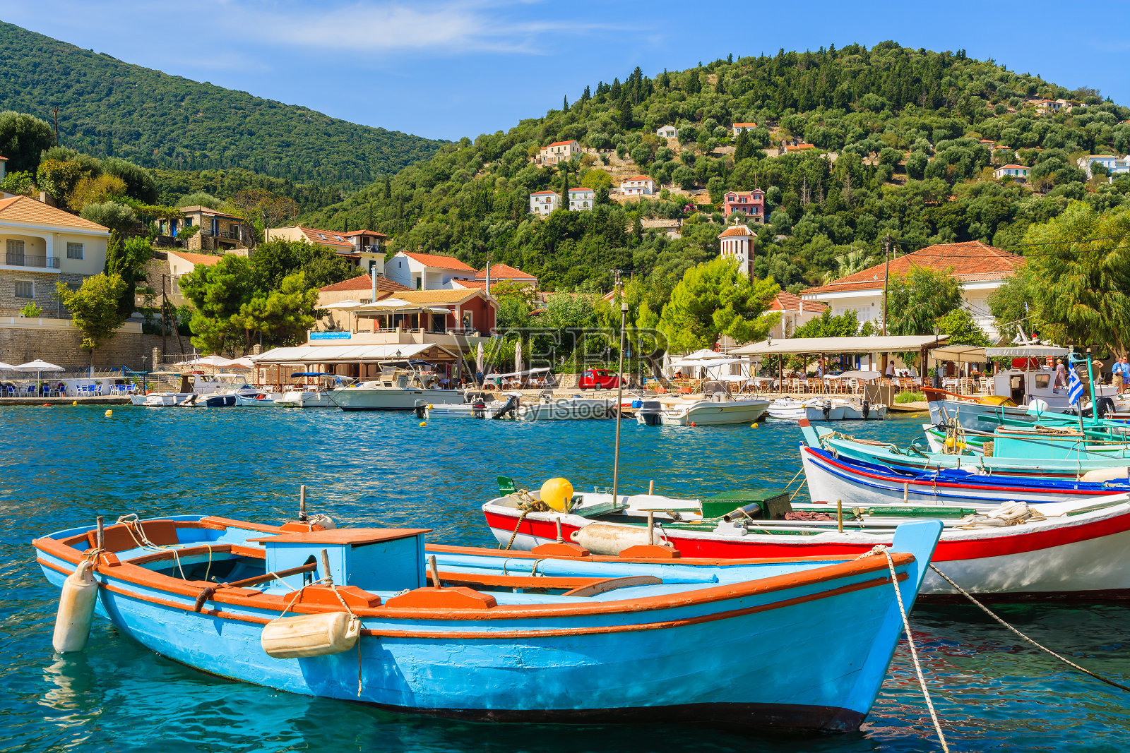 希腊伊萨卡岛基奥尼港五颜六色的希腊渔船照片摄影图片