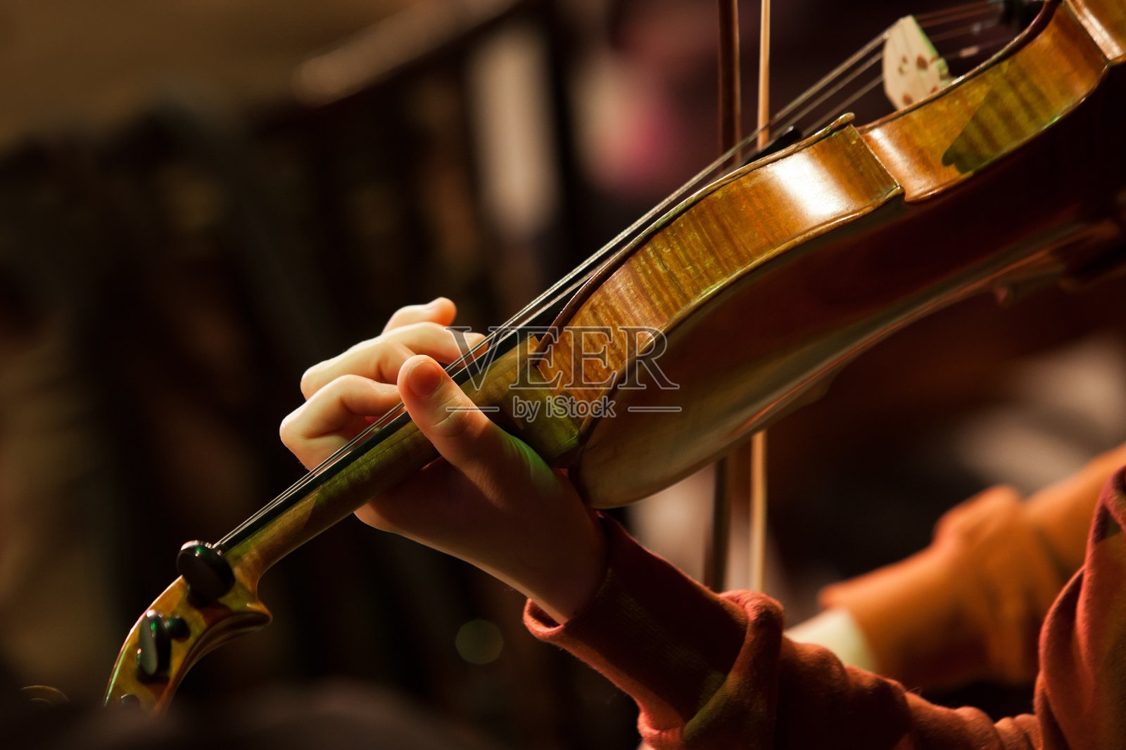 拉小提琴的手姑娘照片摄影图片