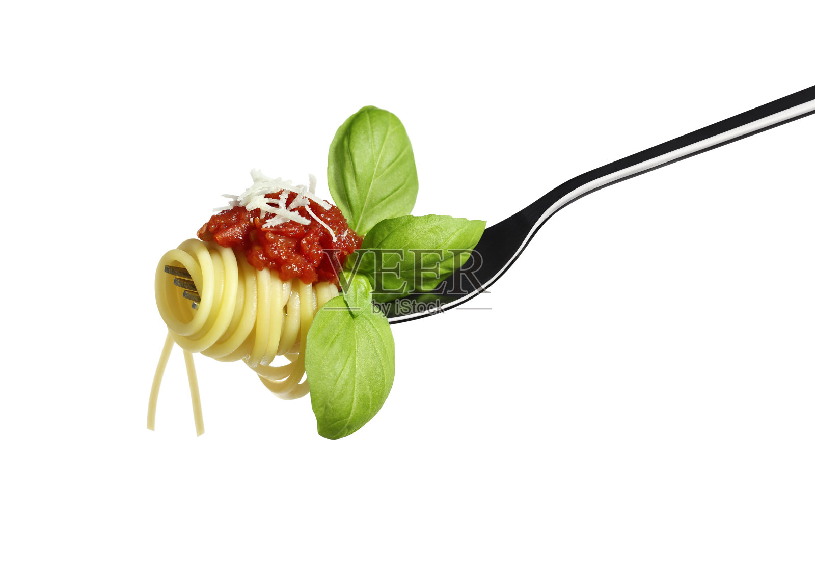 意大利面叉子，配上番茄罗勒和帕尔马干酪照片摄影图片
