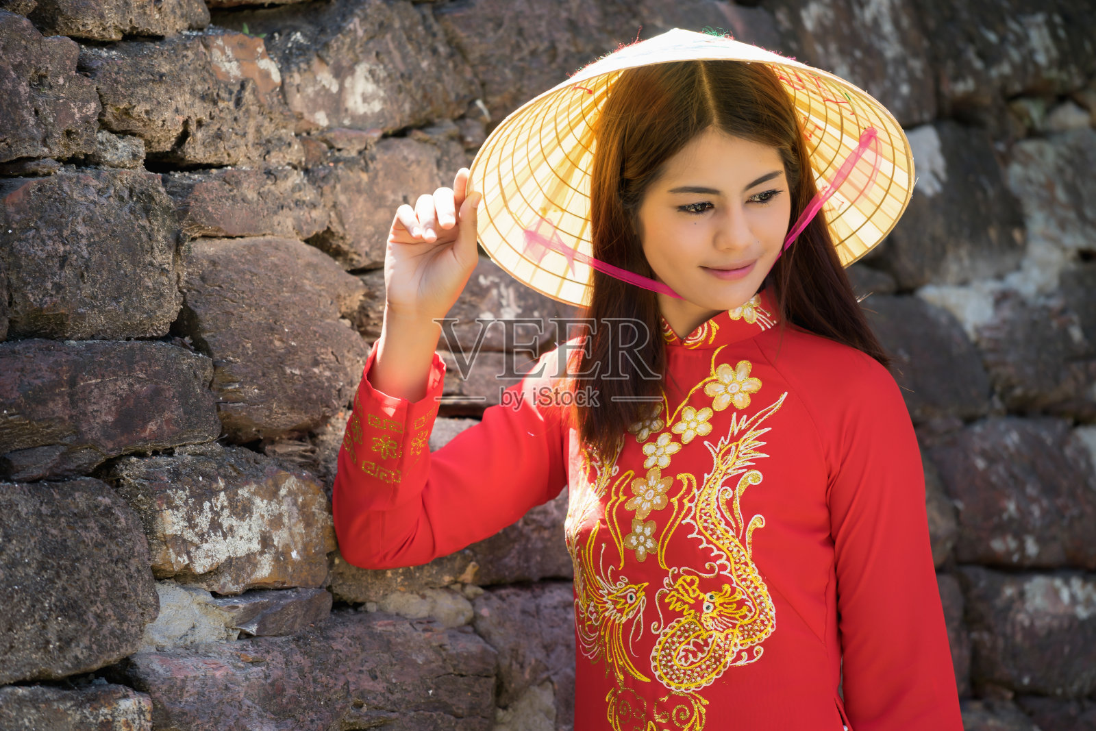 美丽的女子穿着越南文化传统服饰，澳黛是越南著名的传统服饰，会安。照片摄影图片