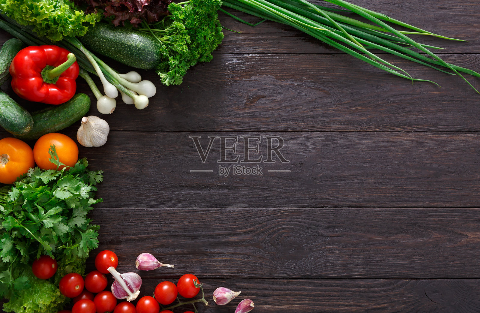 新鲜蔬菜的边界上的木制背景与拷贝空间照片摄影图片