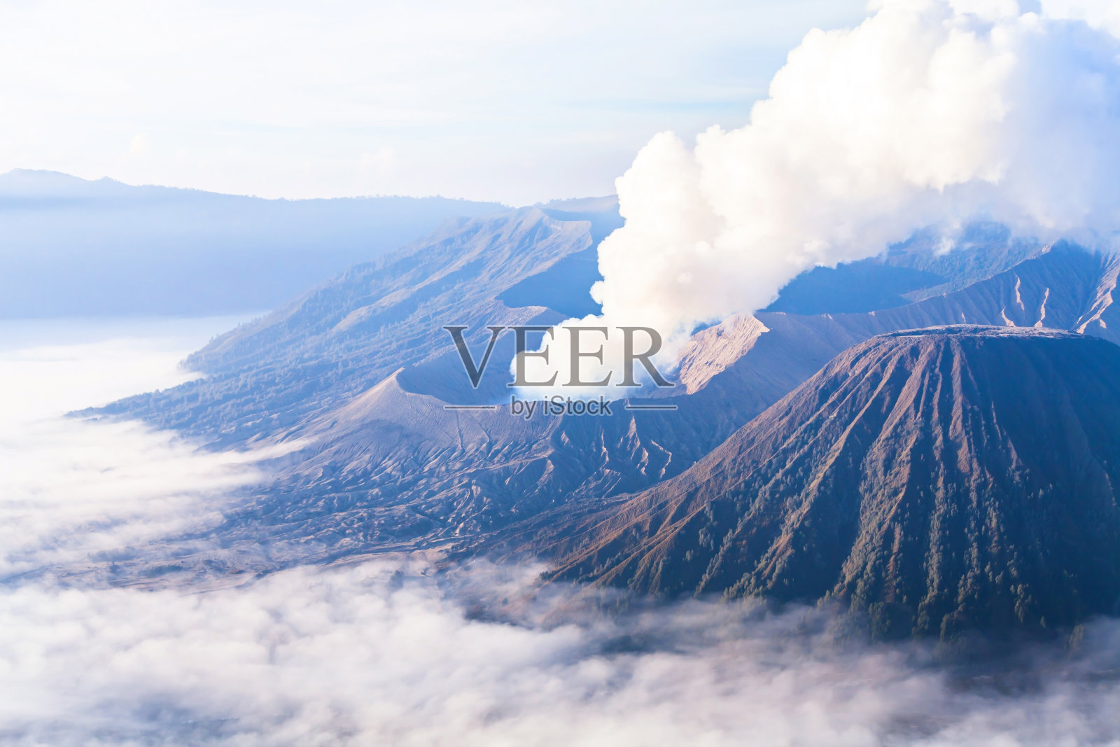布罗莫火山日出美景，鸟瞰图照片摄影图片