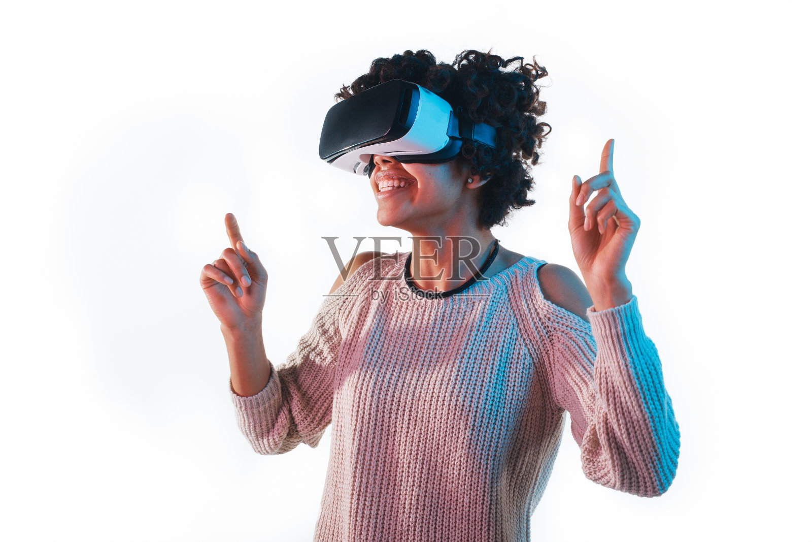 戴着VR头盔的女人向上指照片摄影图片