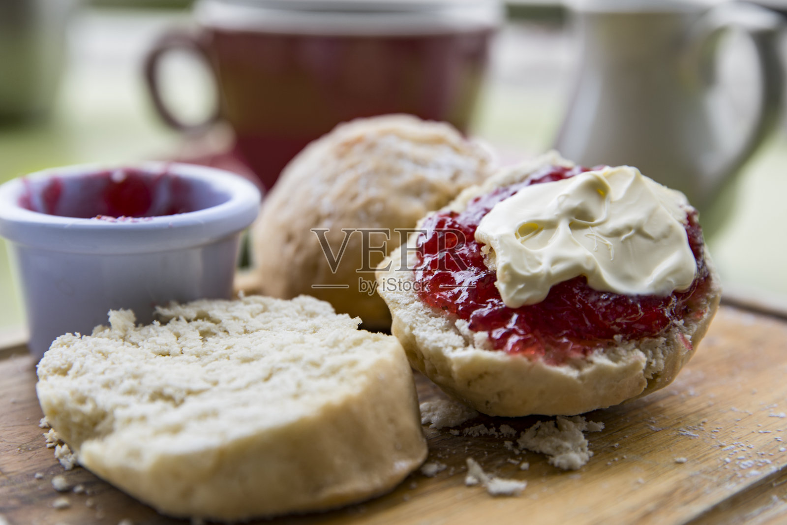 英式奶茶，烤饼，果酱和奶油照片摄影图片