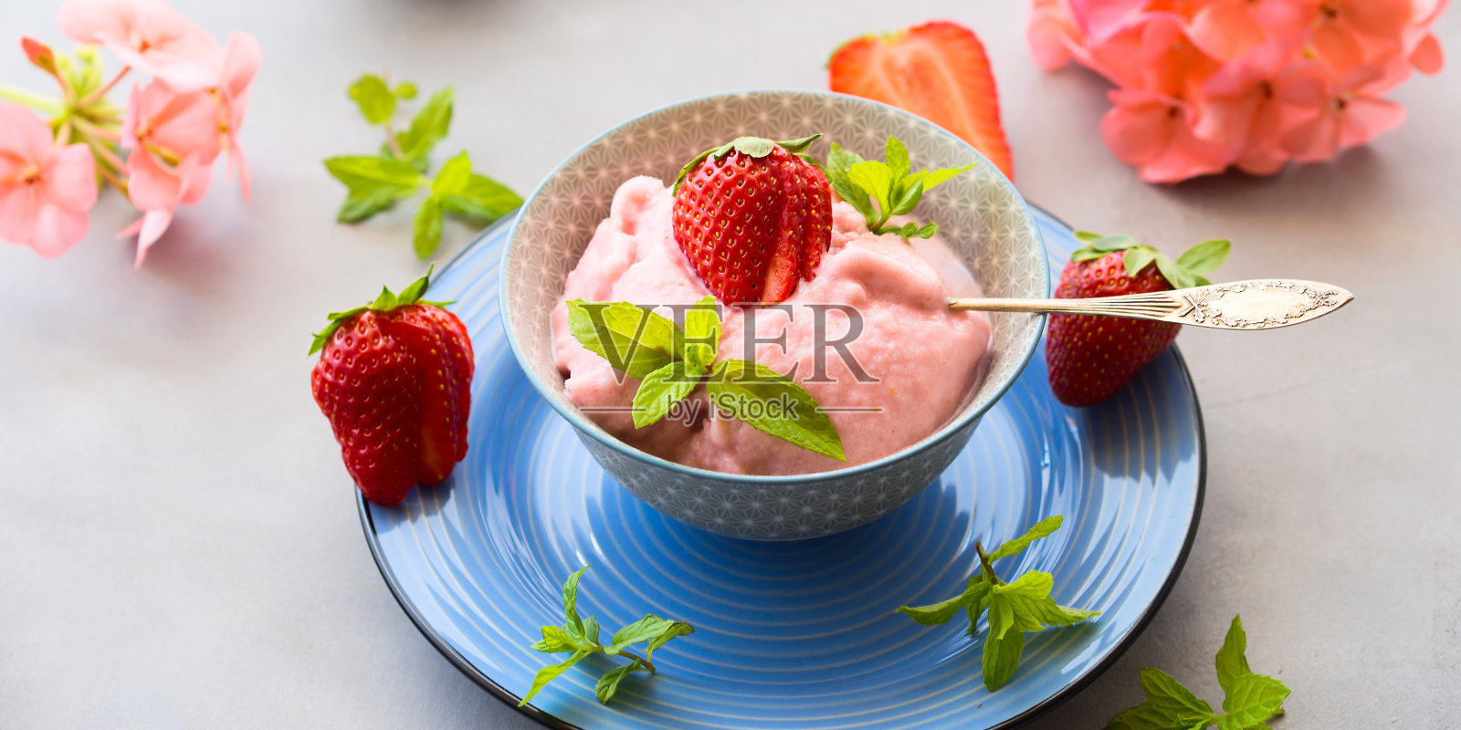 碗里自制的草莓冰淇淋照片摄影图片