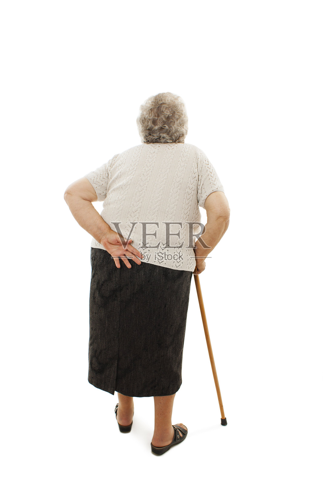 一个拄着拐杖抬头看的老妇人的背影。后视图人集照片摄影图片
