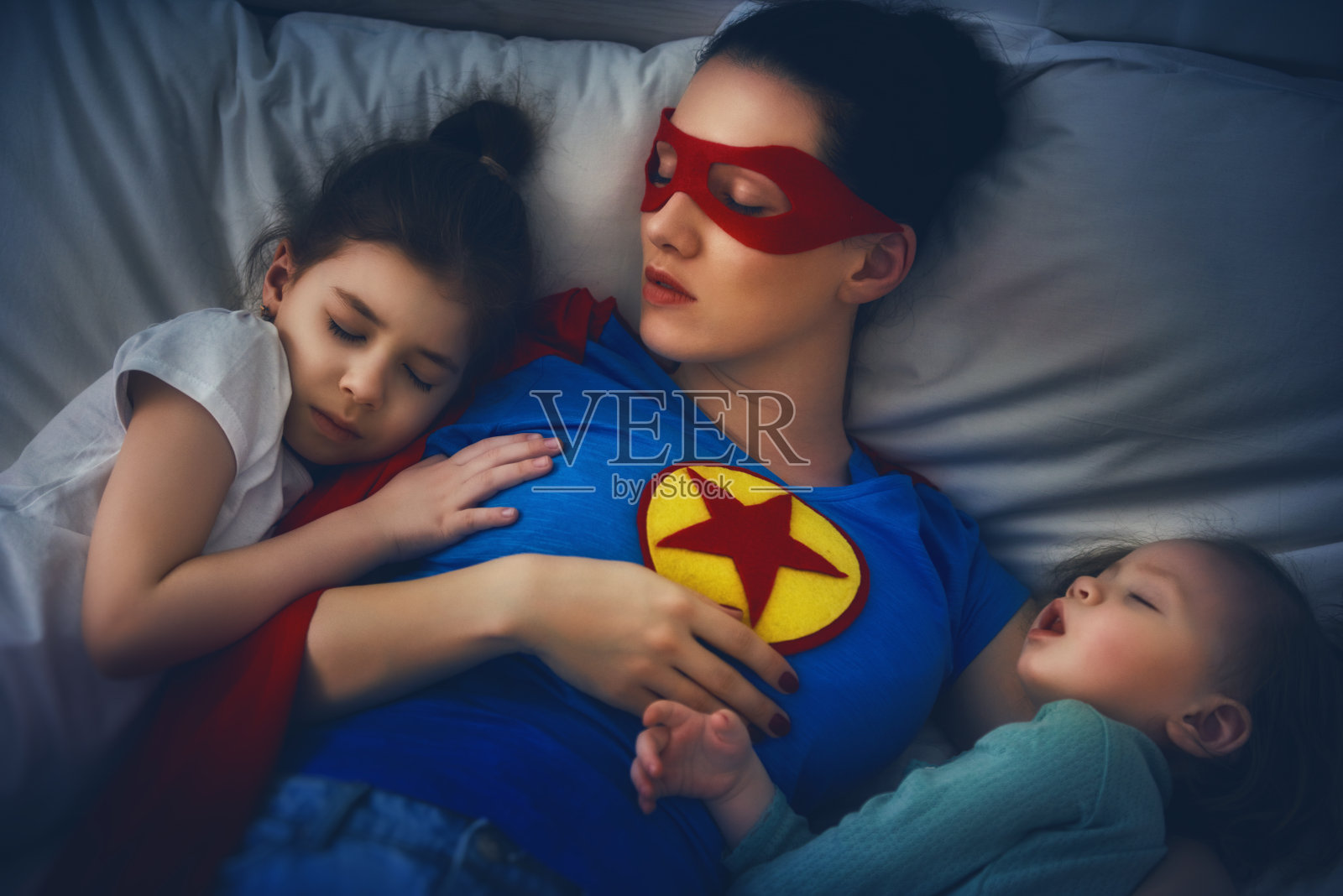保护超级英雄母亲照片摄影图片