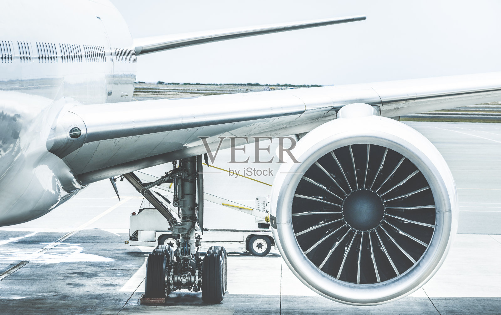 飞机引擎机翼的细节在航站楼起飞前- Wanderlust旅行概念在世界各地与飞机在国际机场-浅蓝色色调的复古对比滤镜照片摄影图片