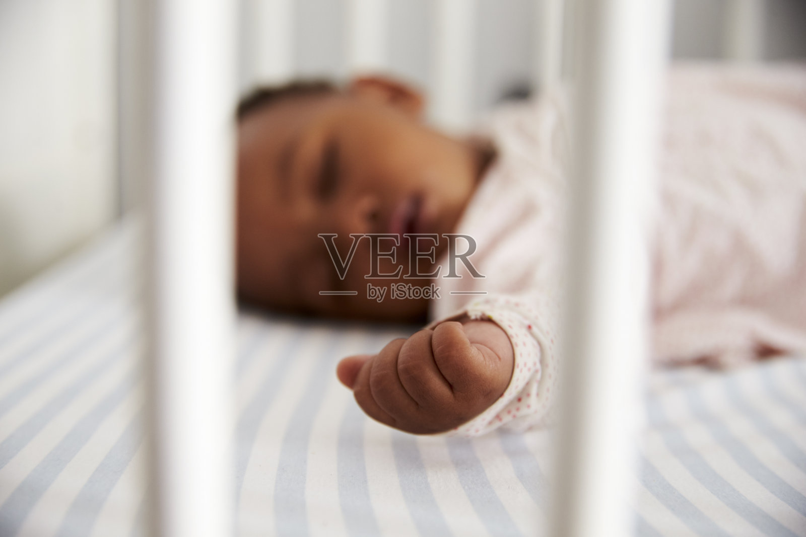 婴儿女孩在婴儿床睡觉的特写照片摄影图片