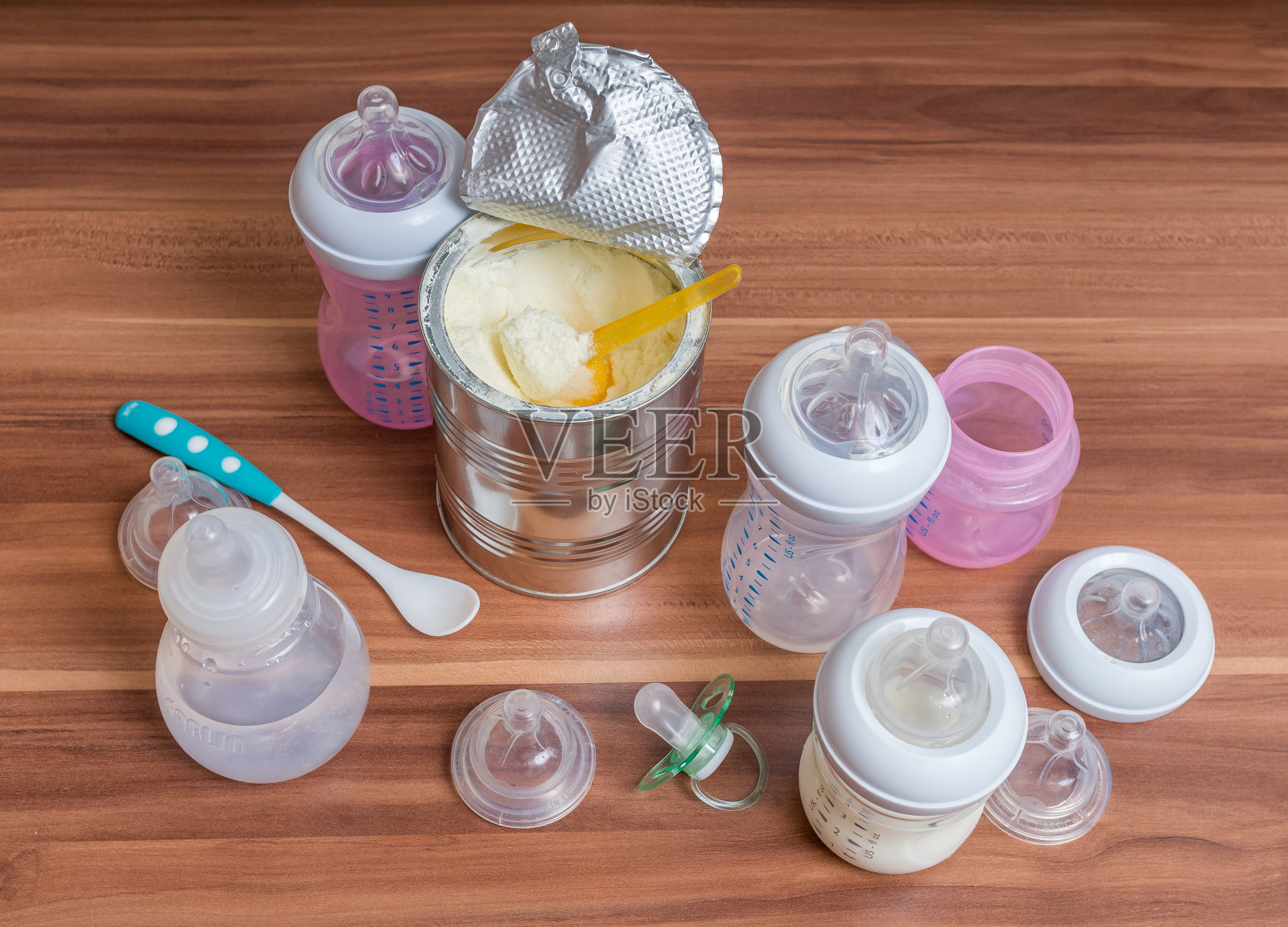 用于喂养婴儿的奶瓶、奶嘴和配方奶的配件照片摄影图片