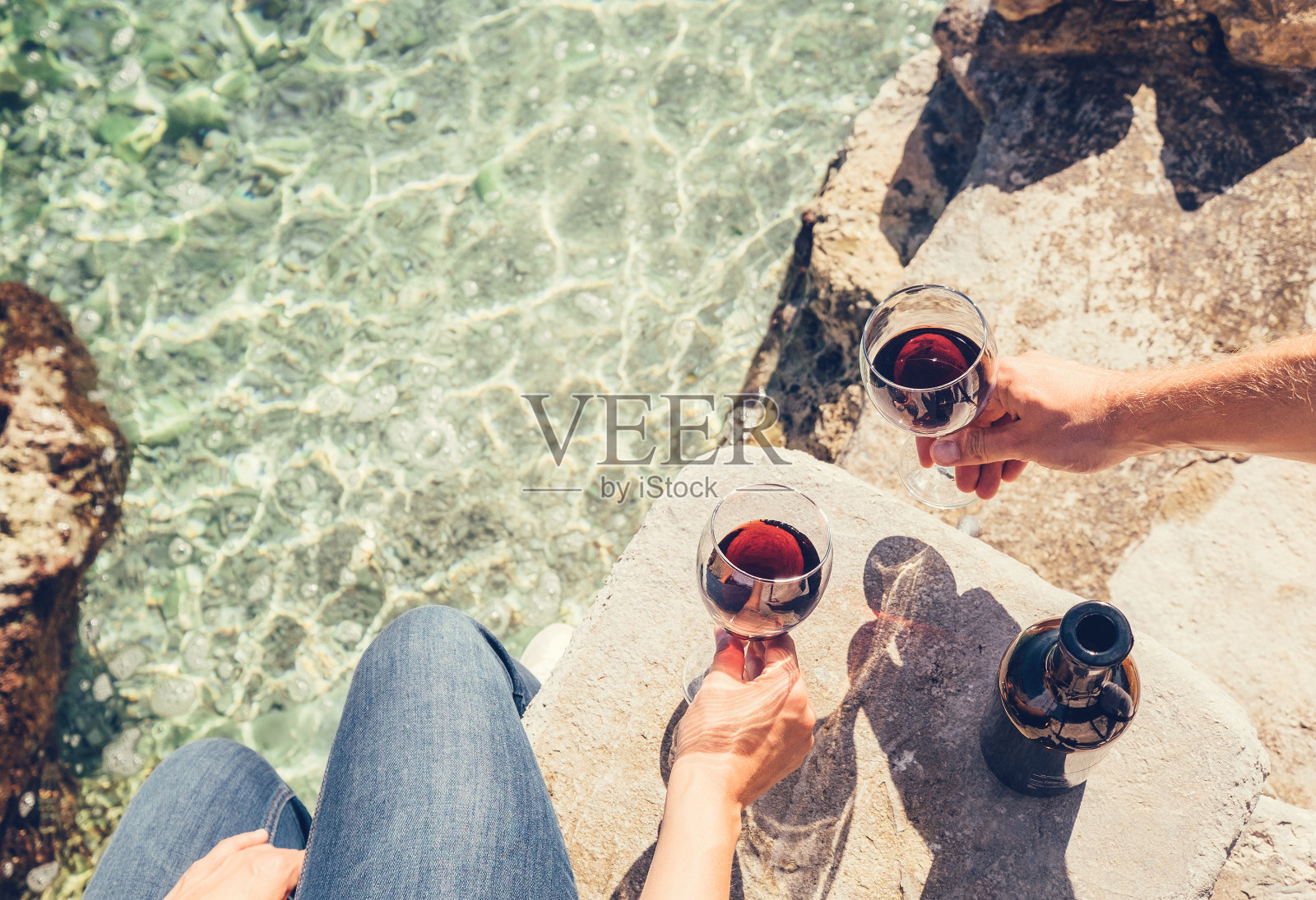 近距离的影像男人和女人手拿酒杯在海边照片摄影图片