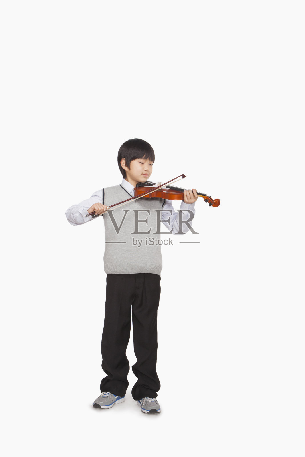 拉小提琴的男孩照片摄影图片