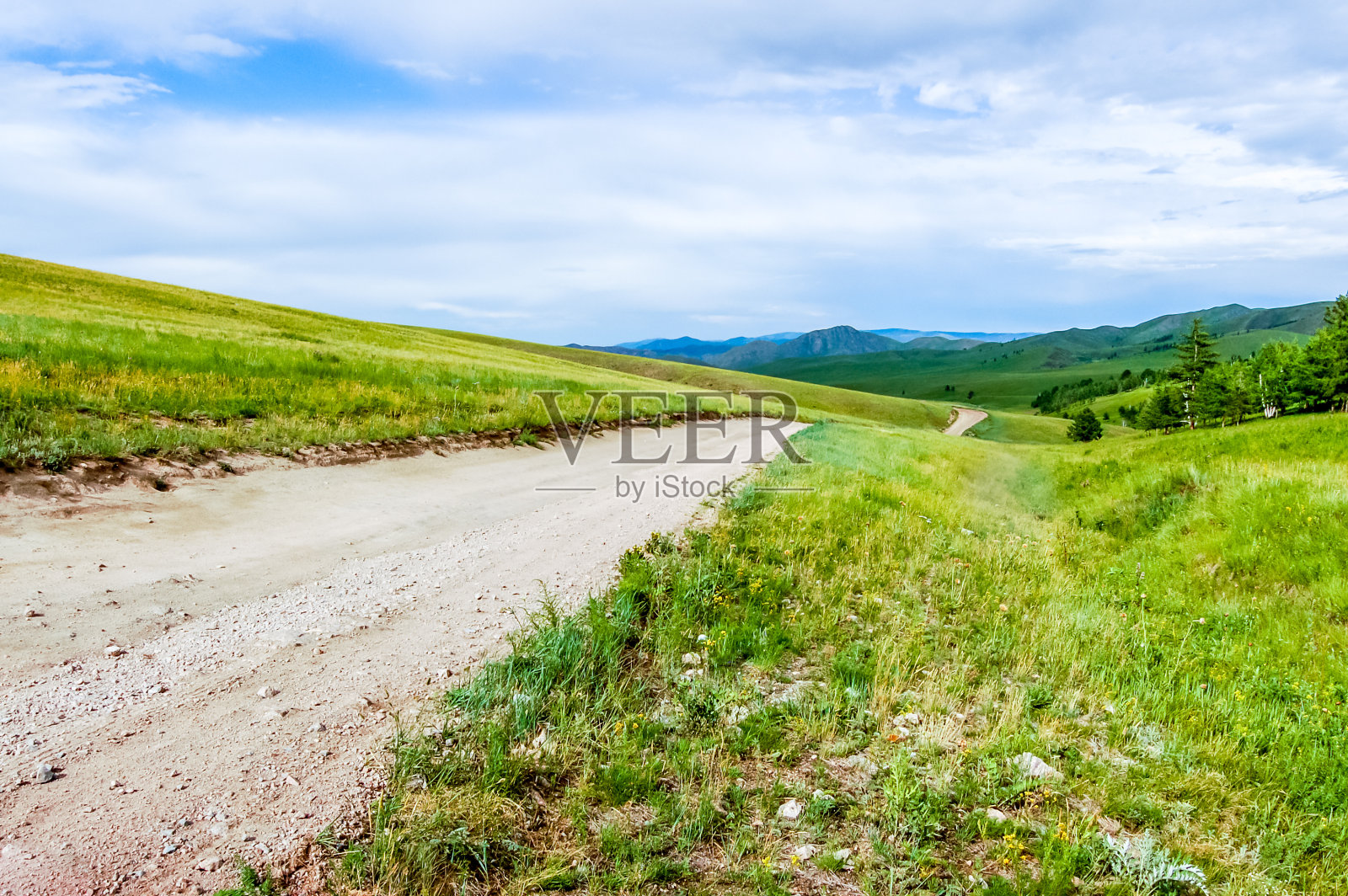 蒙古中部草原的土路照片摄影图片
