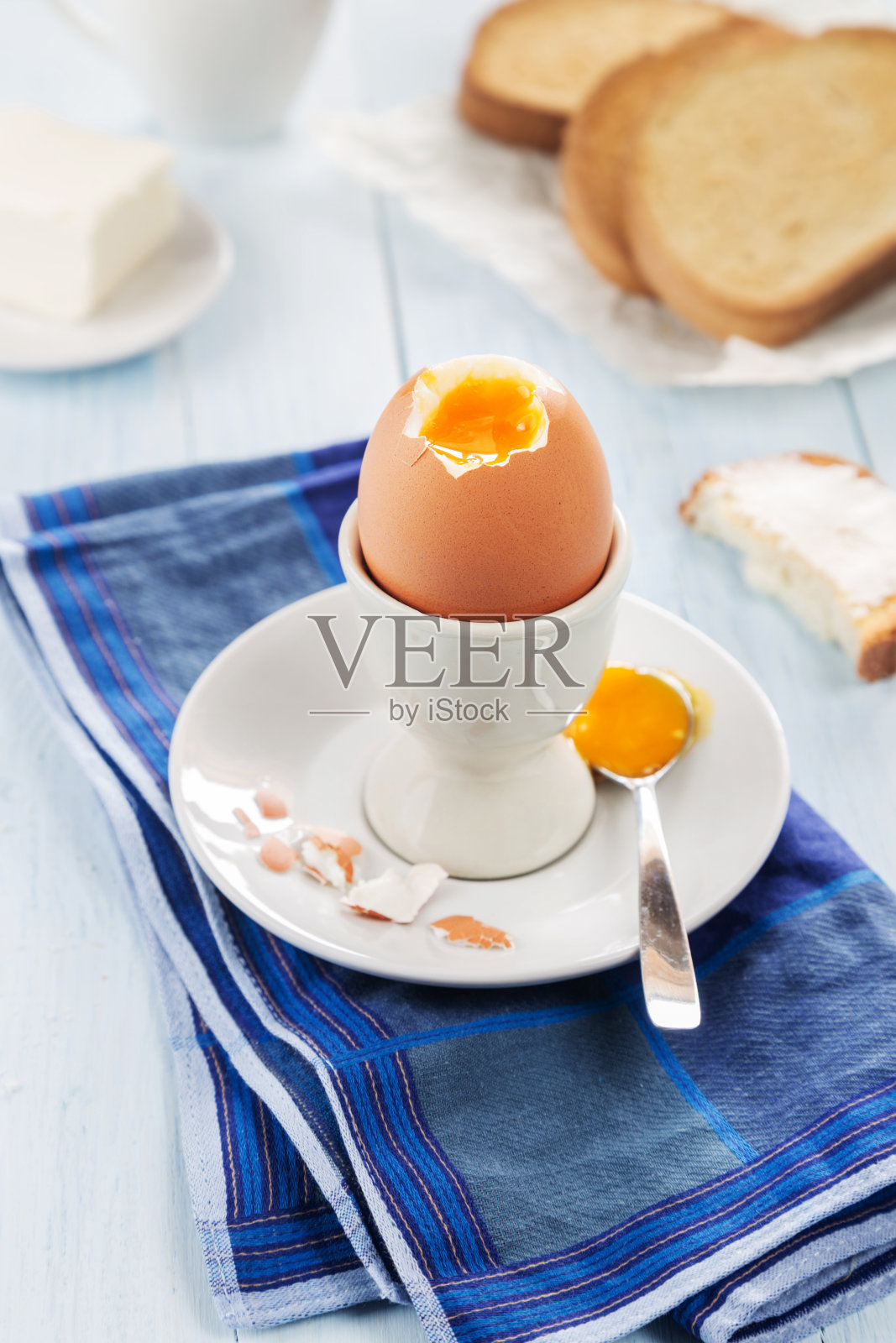 鸡蛋和吐司放在鸡蛋杯里照片摄影图片