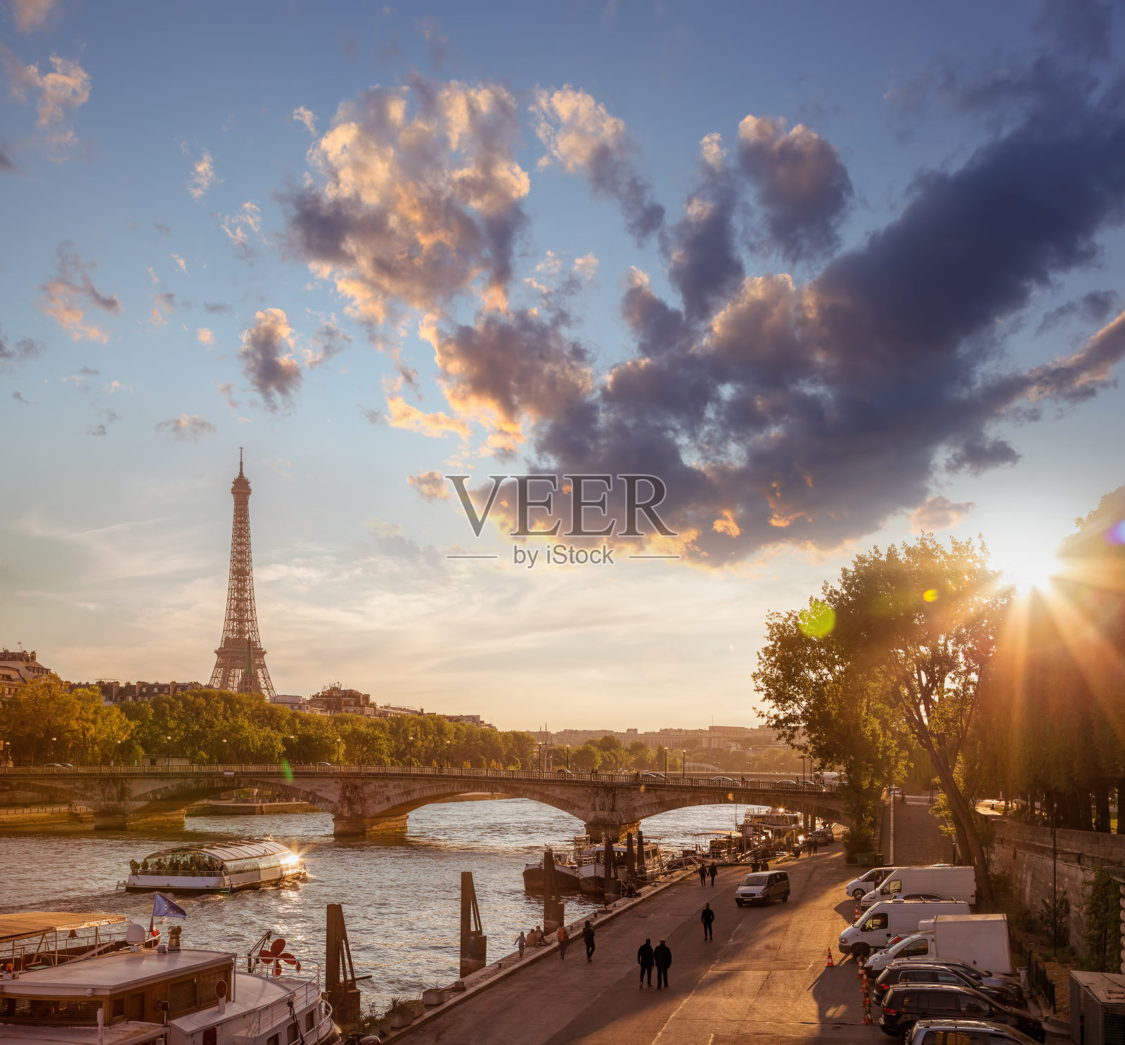巴黎，埃菲尔铁塔映衬着法国缤纷的夕阳照片摄影图片