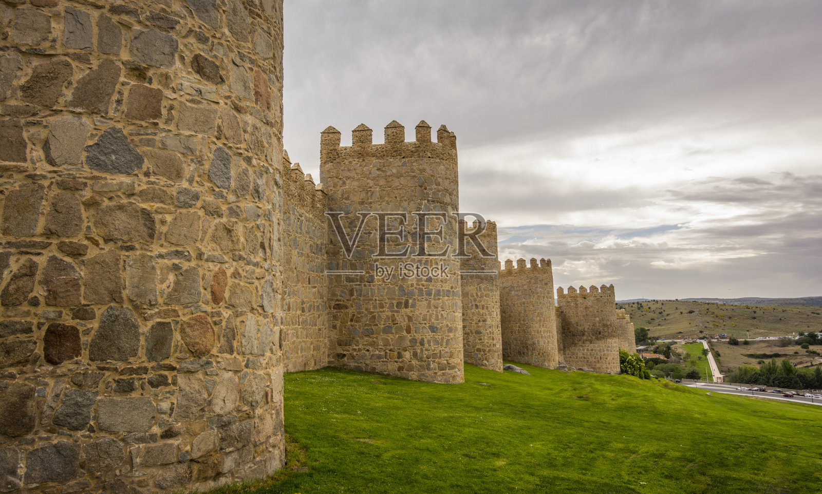 西班牙卡斯蒂利亚莱昂历史古城阿维拉的城墙照片摄影图片