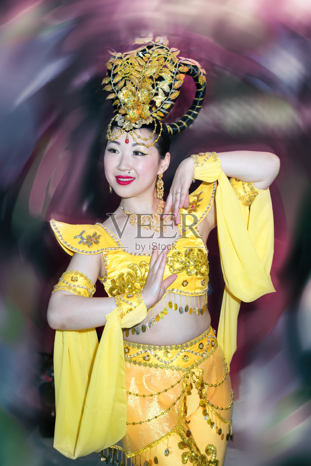 亚洲舞蹈家女演员在一个黄色的传统中国舞台服装对模糊的斑点背景照片摄影图片