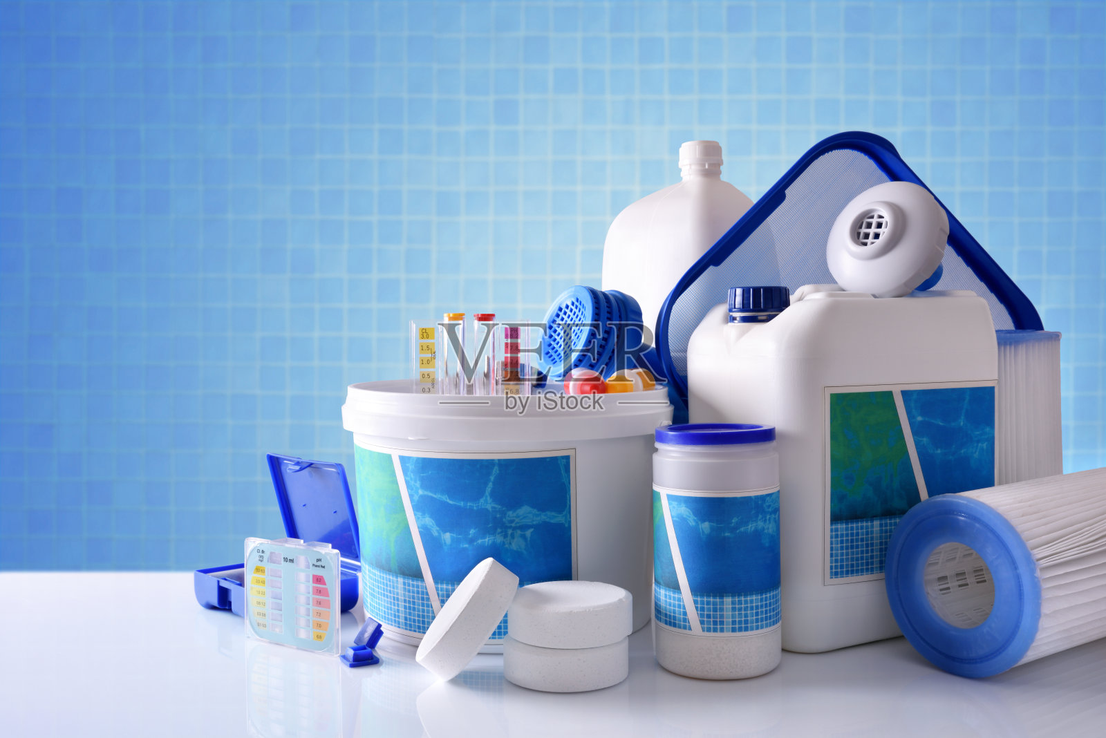 游泳池化学清洁产品与蓝色马赛克背景概述照片摄影图片