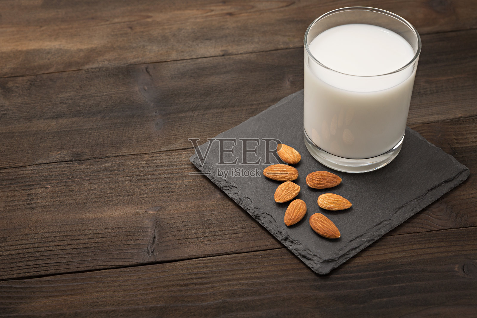 杏仁牛奶在棕色的木制背景照片摄影图片