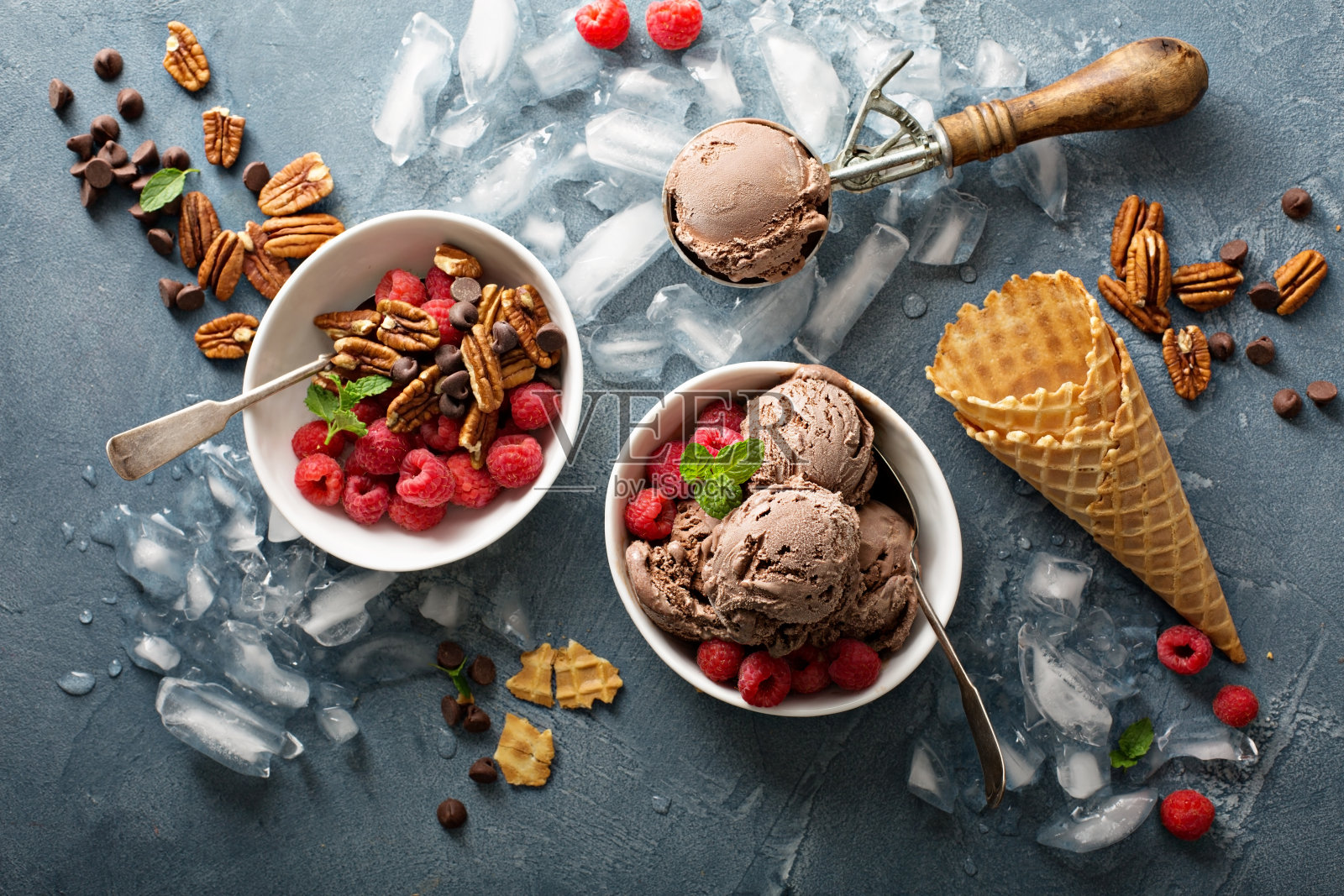 碗里装着新鲜浆果的巧克力冰淇淋照片摄影图片