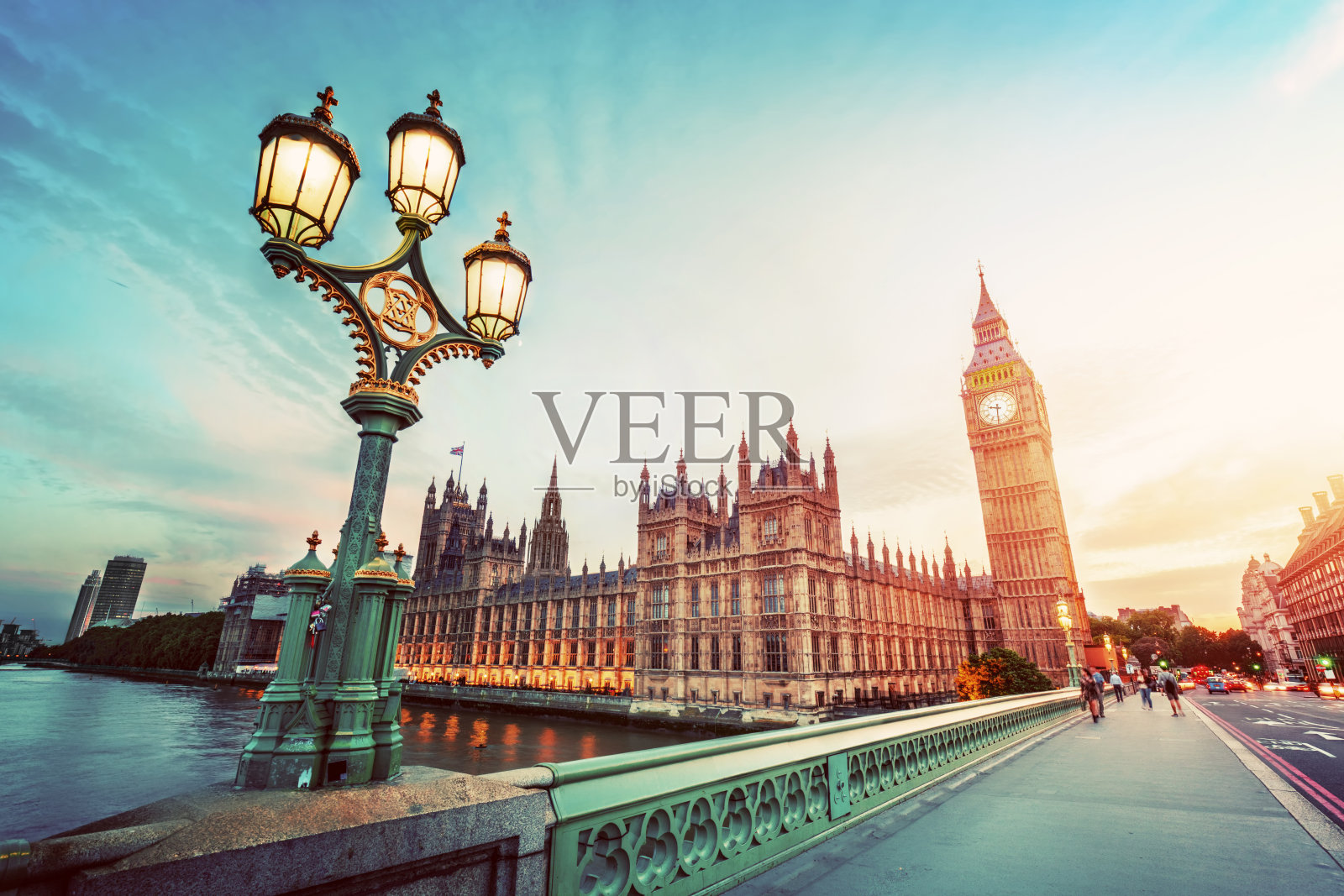 日落时分，英国伦敦的大本钟。威斯敏斯特桥上的复古街灯。古董照片摄影图片