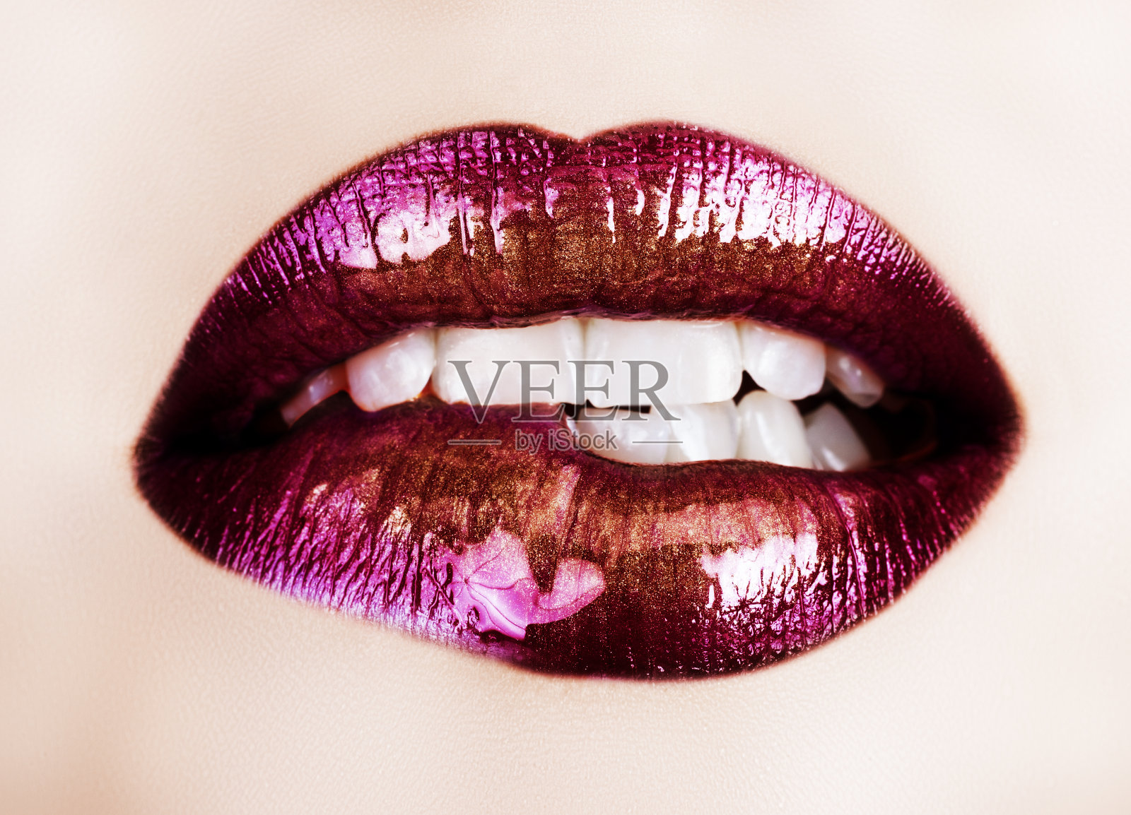 紫色口红的嘴唇照片摄影图片
