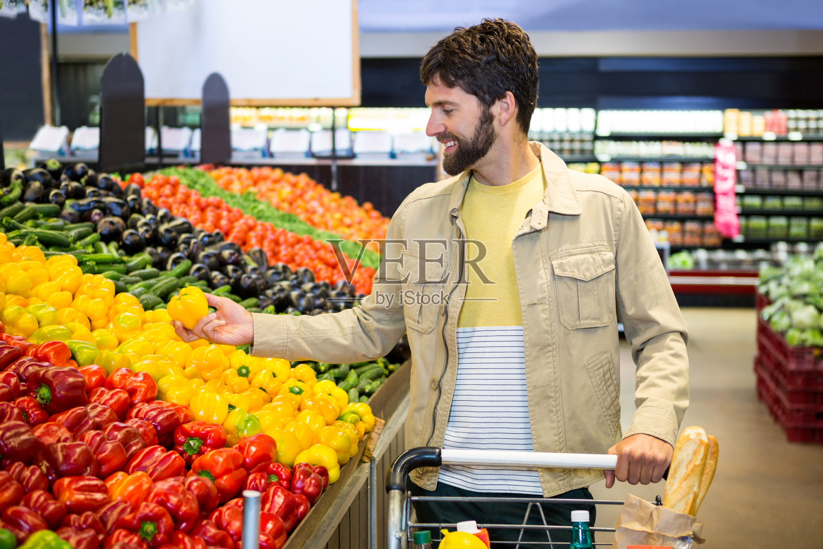 在有机商店买蔬菜的人照片摄影图片