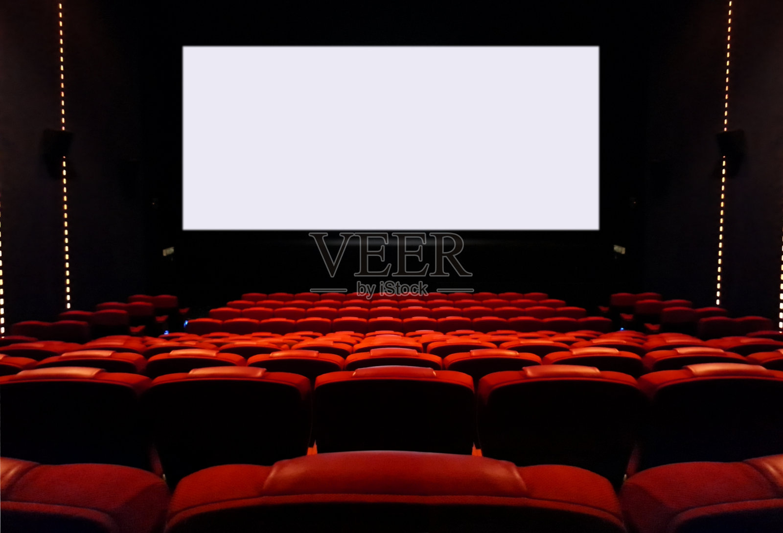 空的电影院座位和空白的白色屏幕照片摄影图片
