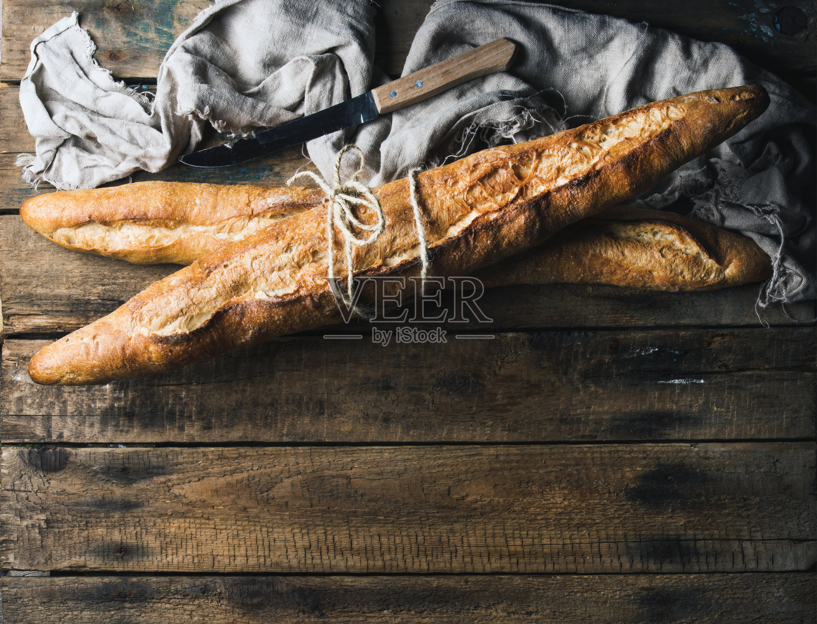 法国长棍面包在粗糙的乡村木制背景照片摄影图片