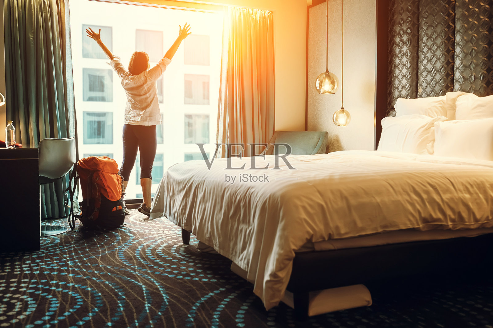 快乐的背包旅行者住在高质量的酒店照片摄影图片