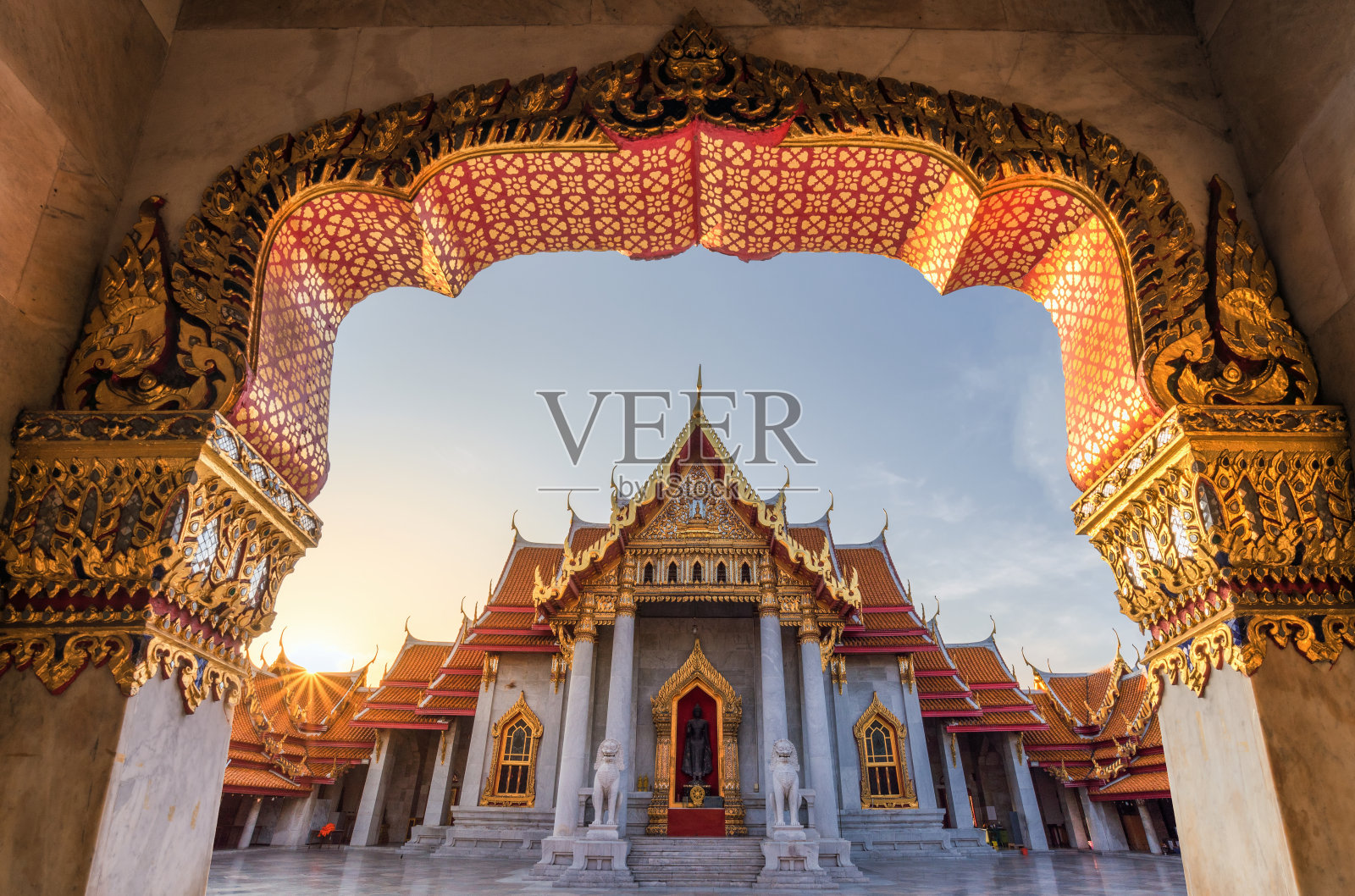 泰国曼谷的大理石寺庙，美丽而著名的寺庙。曼谷最现代化和最美丽的皇家宫殿之一，Wat Benchamabophit也以其使用欧洲设计而闻名。照片摄影图片