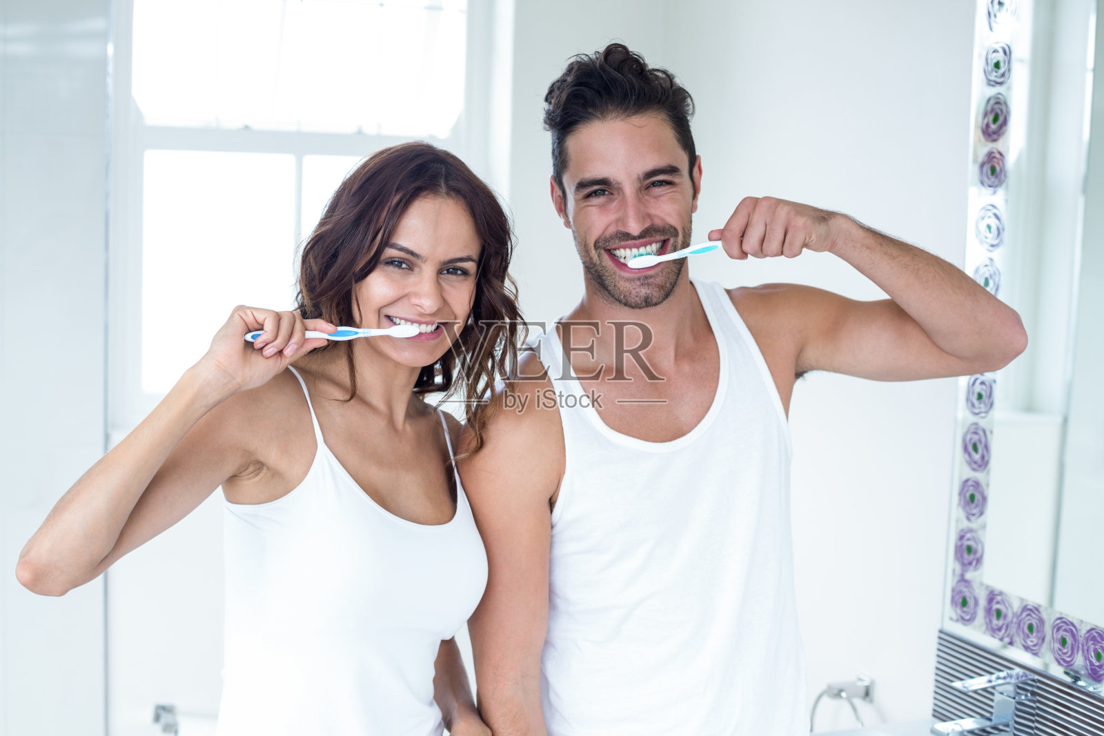 一对年轻夫妇在浴室里刷牙照片摄影图片