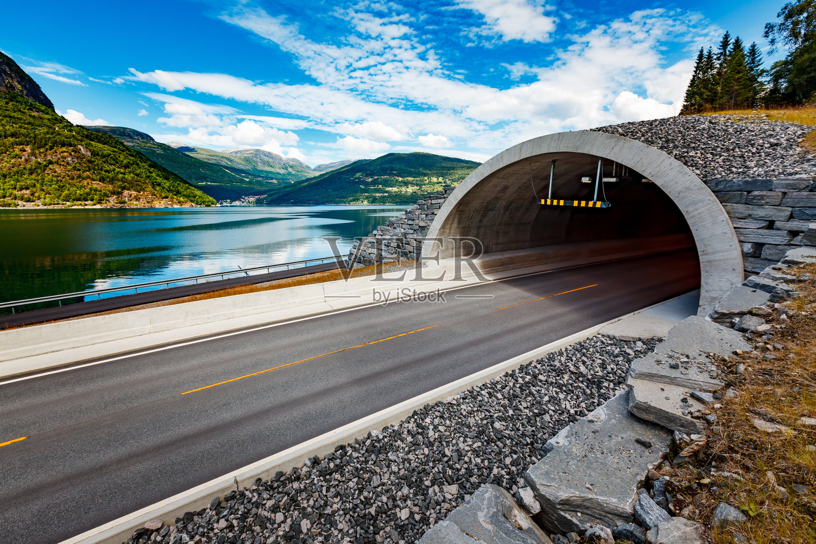 挪威的山路。隧道的入口。照片摄影图片