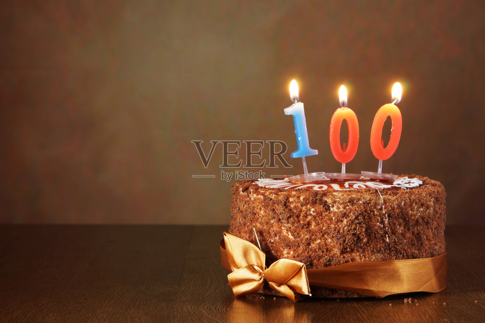 生日巧克力蛋糕和燃烧的蜡烛作为第100个照片摄影图片