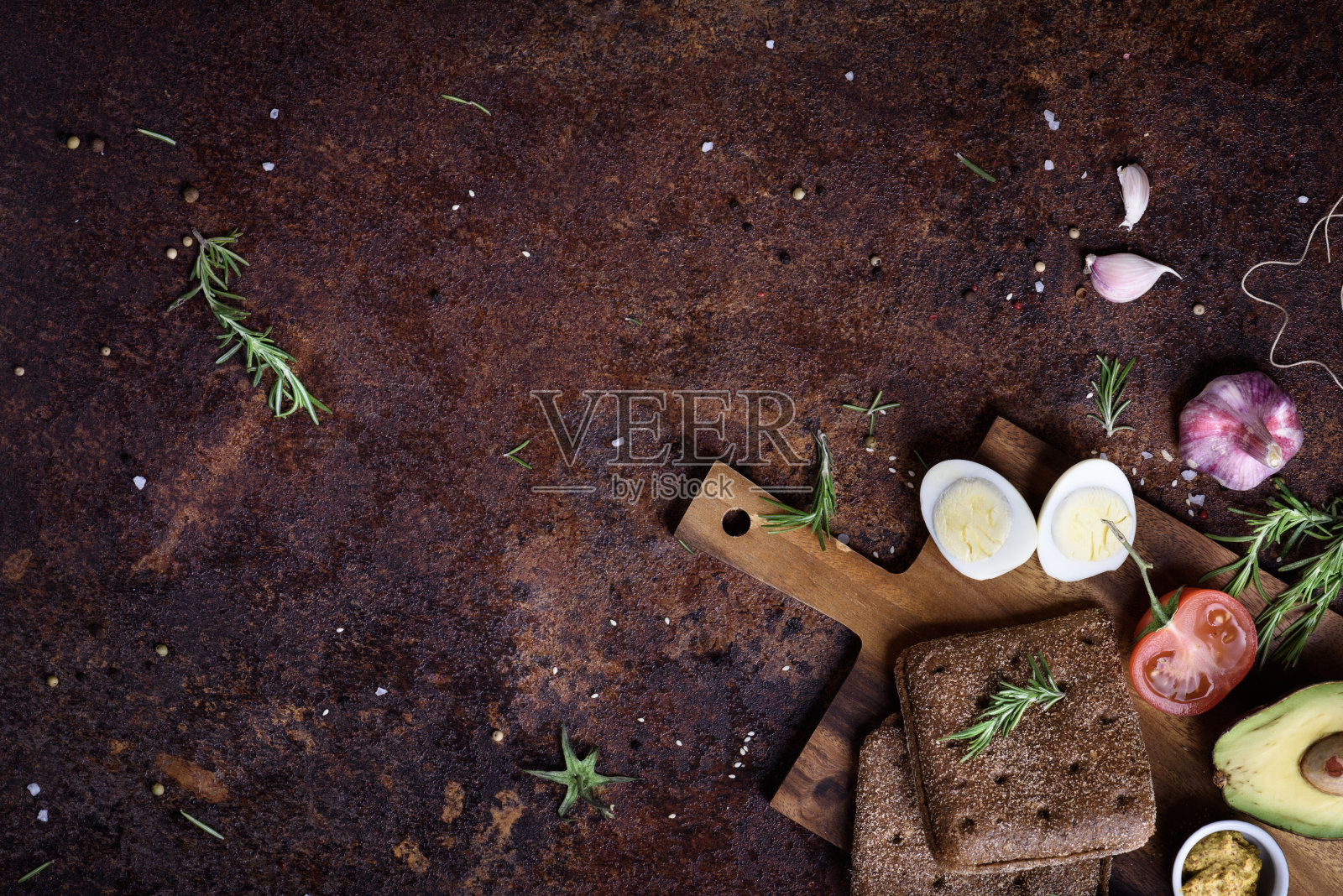 素食汉堡，鳄梨，奶酪和鸡蛋放在木板上。照片摄影图片